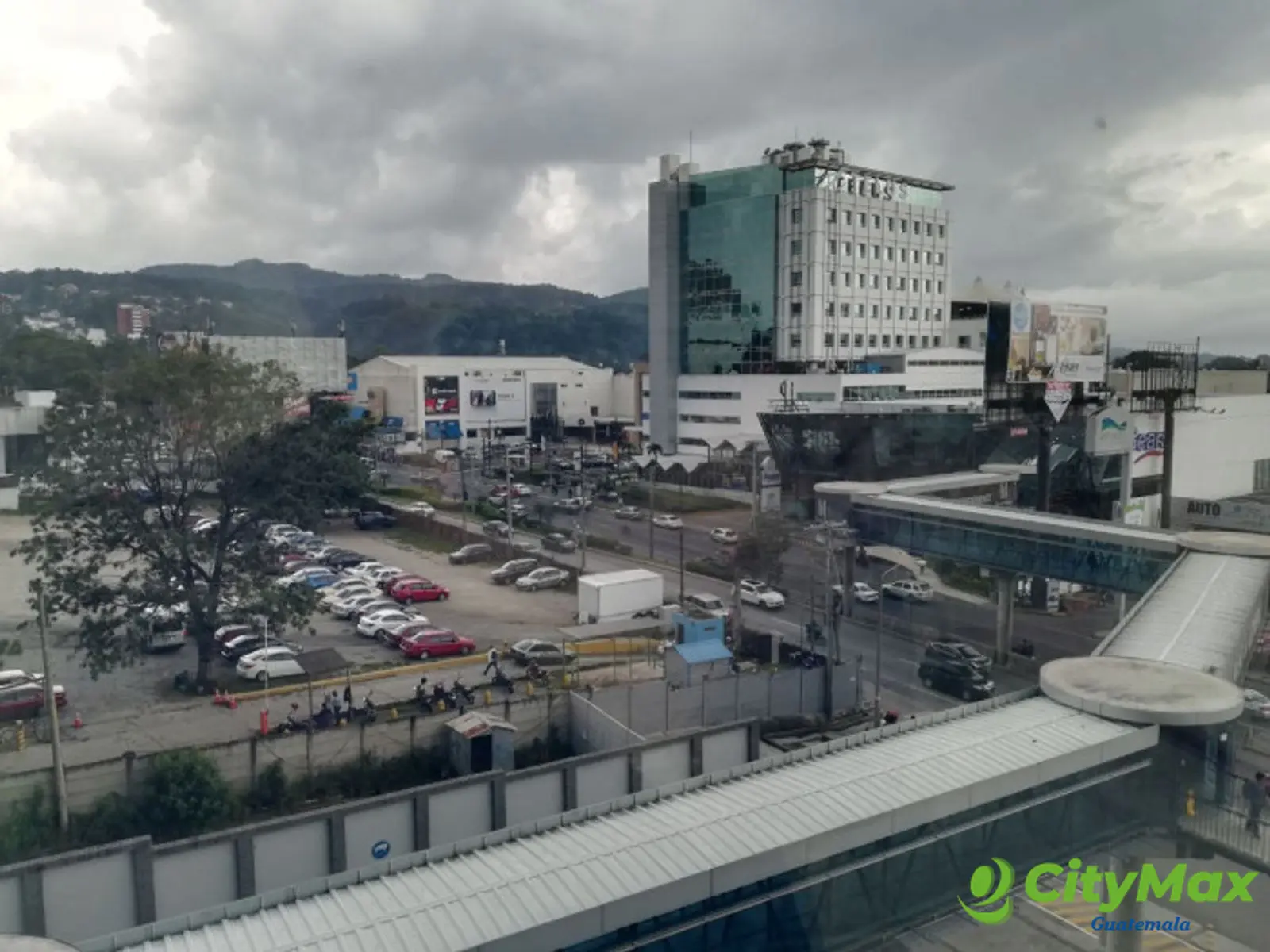 En renta Oficina Tabicada en Zona 10  - foto 1