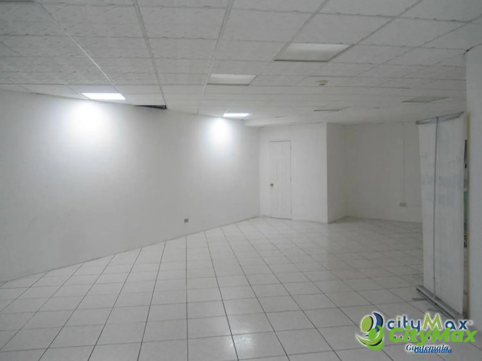 Renta local comercial en zona 10 Plaza Comercial - foto 1