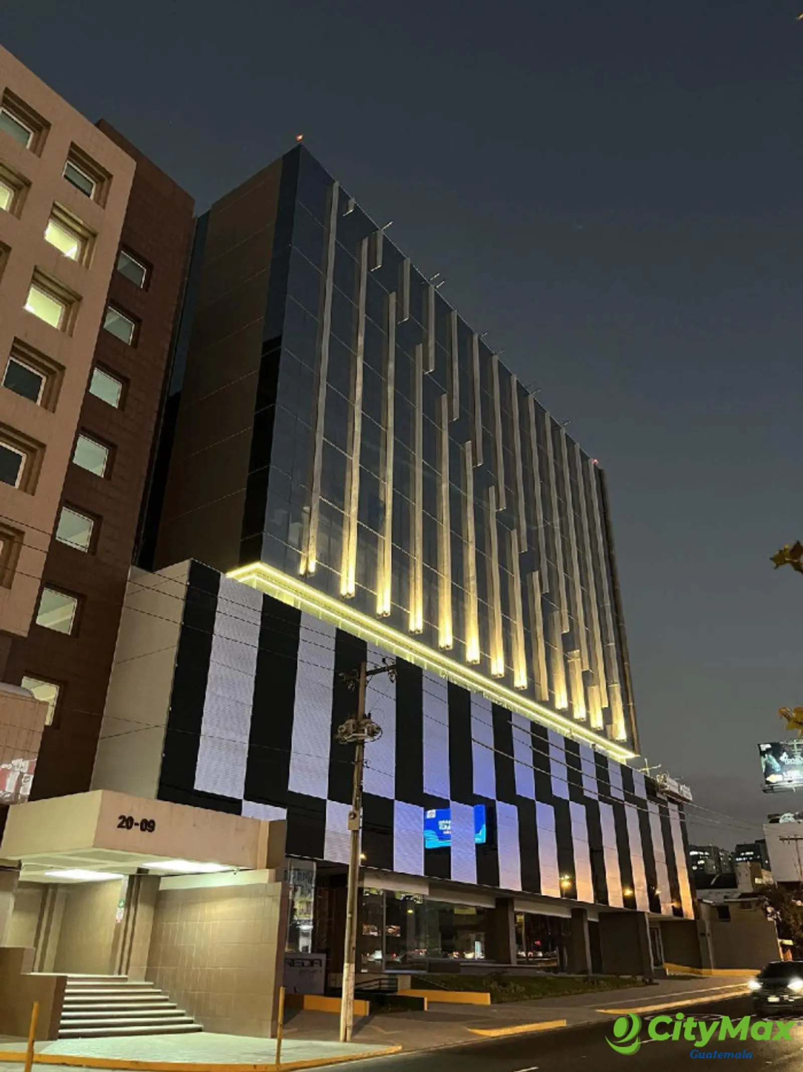 EDIFICIO EN RENTA CON 8,000M2 BOULEVAR PROCERES ZONA 10 - foto 1