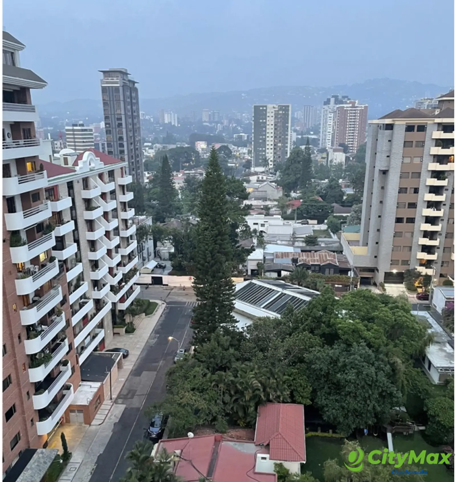 En Alquiler Apartamento amueblado en Zona 10 - foto 1