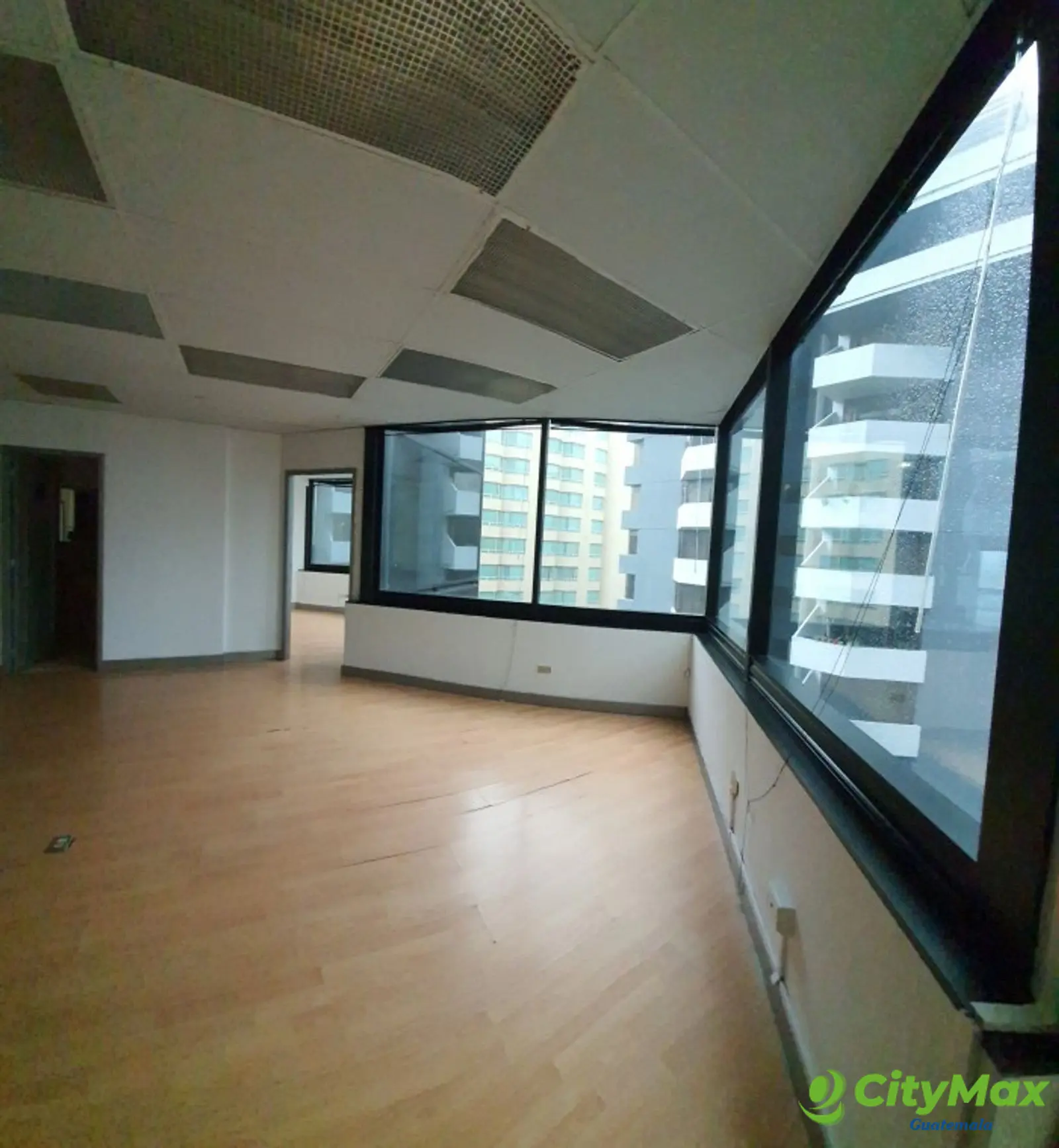 OFICINA EN ZONA 10 CON 151 m2 EN ALQUIER  - foto 1