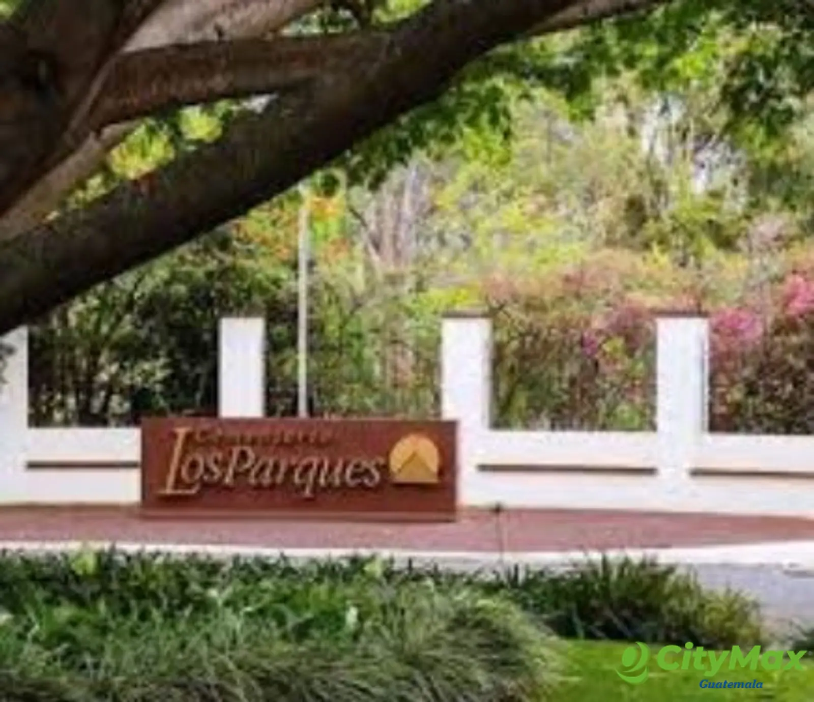 Terreno en venta Cementerio Los Parques - foto 1