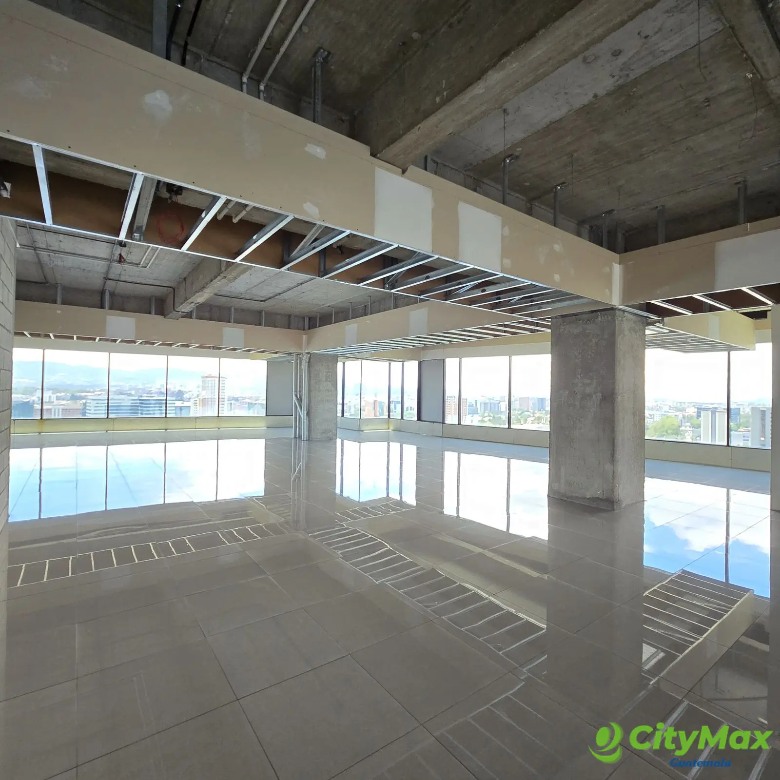 En venta oficina en la zona 10 de Guatemala  - foto 1