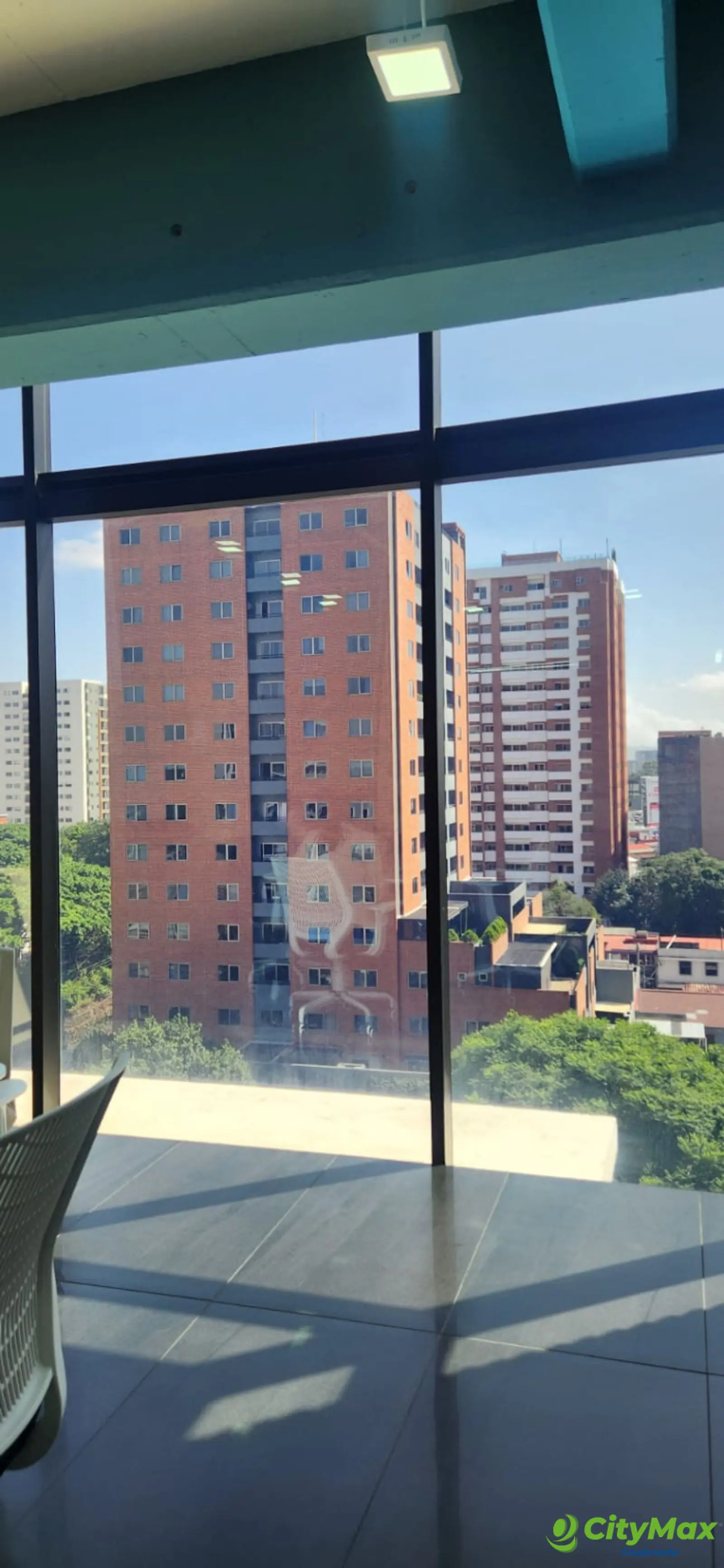 Oficina en venta para inversión en zona 10 Rentada - foto 1