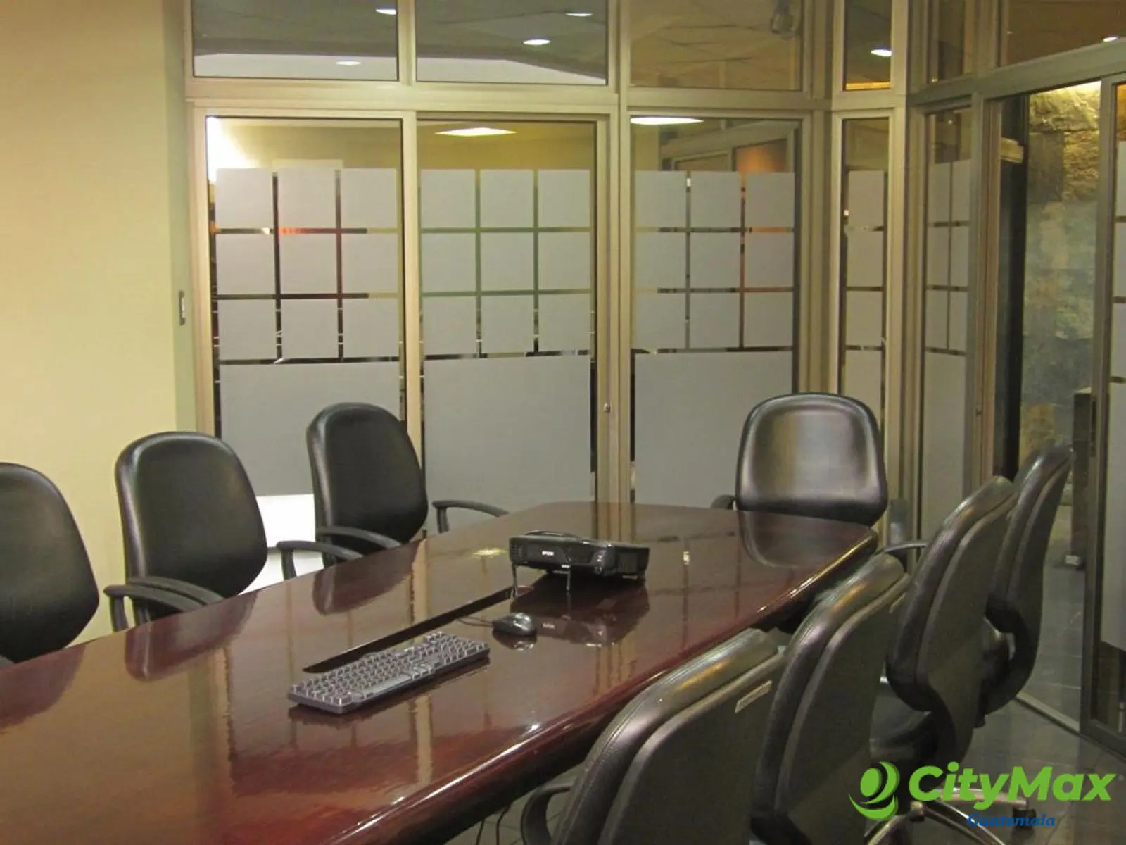 En Venta oficina construcción en zona 9 Reforma - foto 1