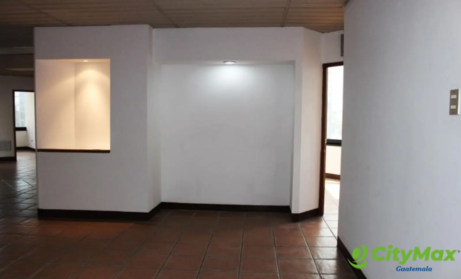 En Alquiler oficina tabicada en zona 10 Guatemala - foto 1