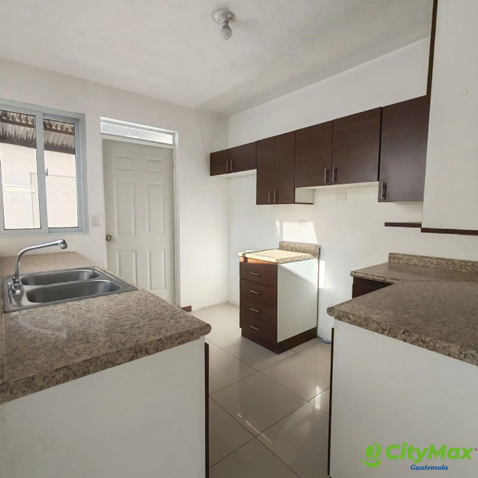 Casa en Venta Hacienda Real zona 16 Para inversión  - foto 1