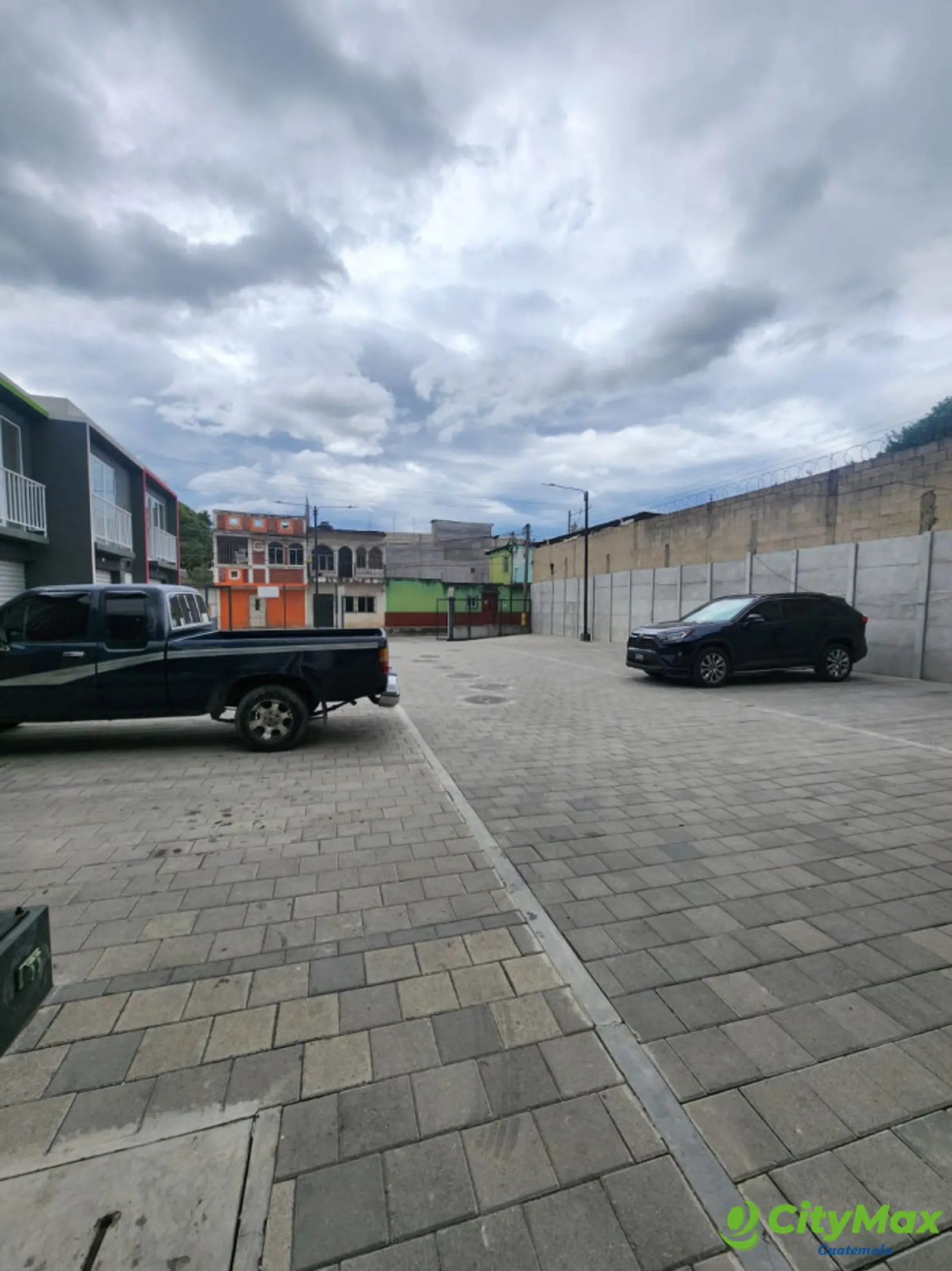 Local en renta o venta en Plaza Comercial en Amatitlán - foto 1