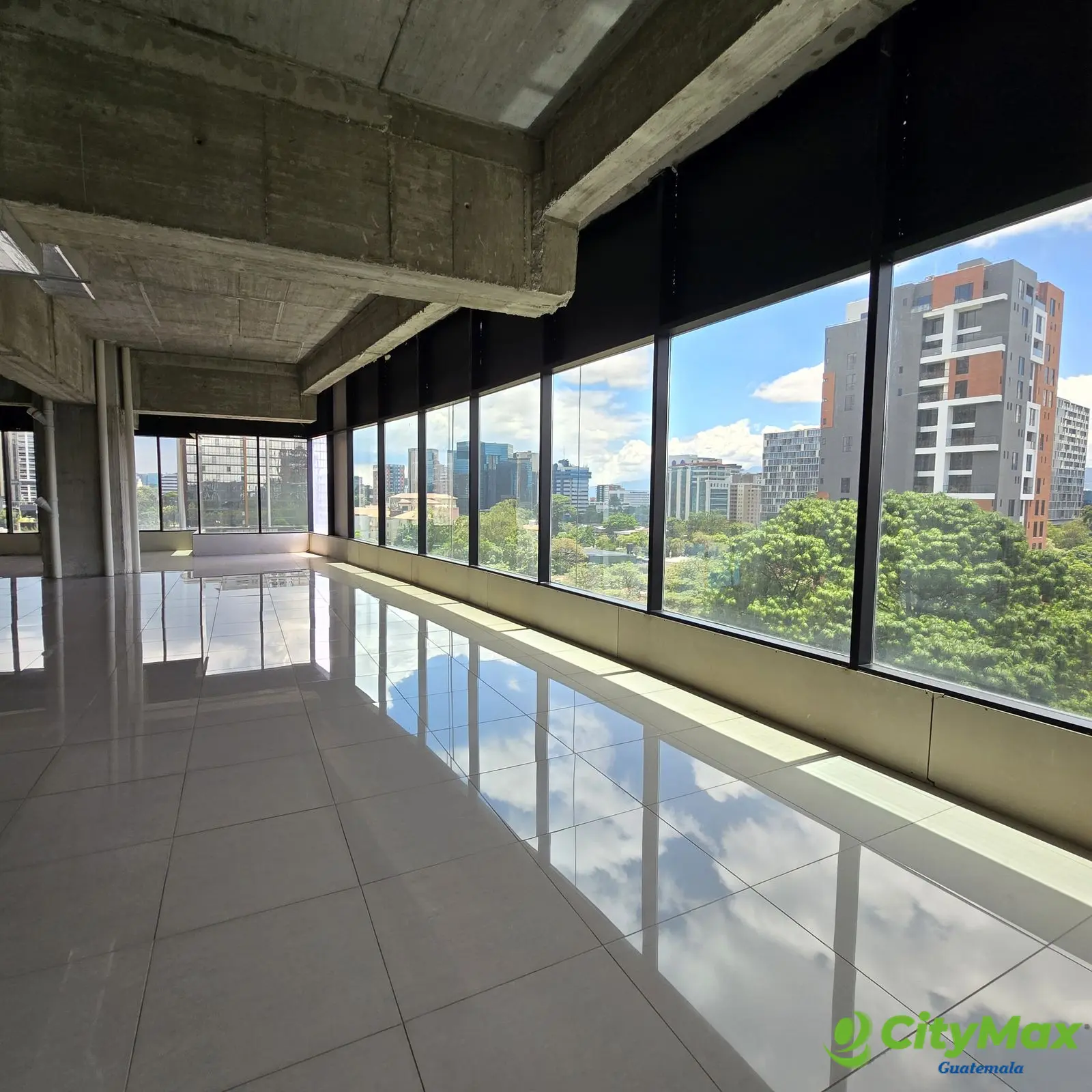 Oficina en Venta zona 10 cercano a oakland  - foto 1