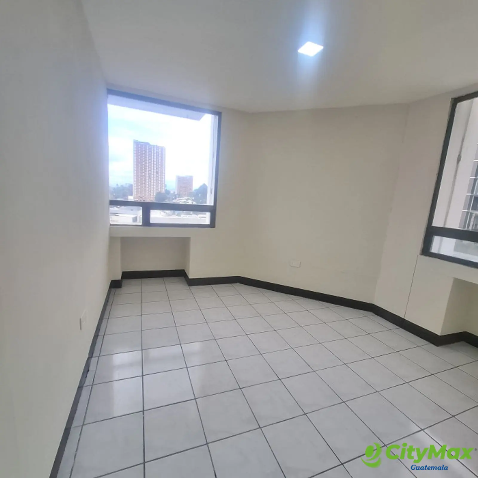 Oficina Comercial en Renta en Zona 10 Ciudad de Guatemala - foto 9
