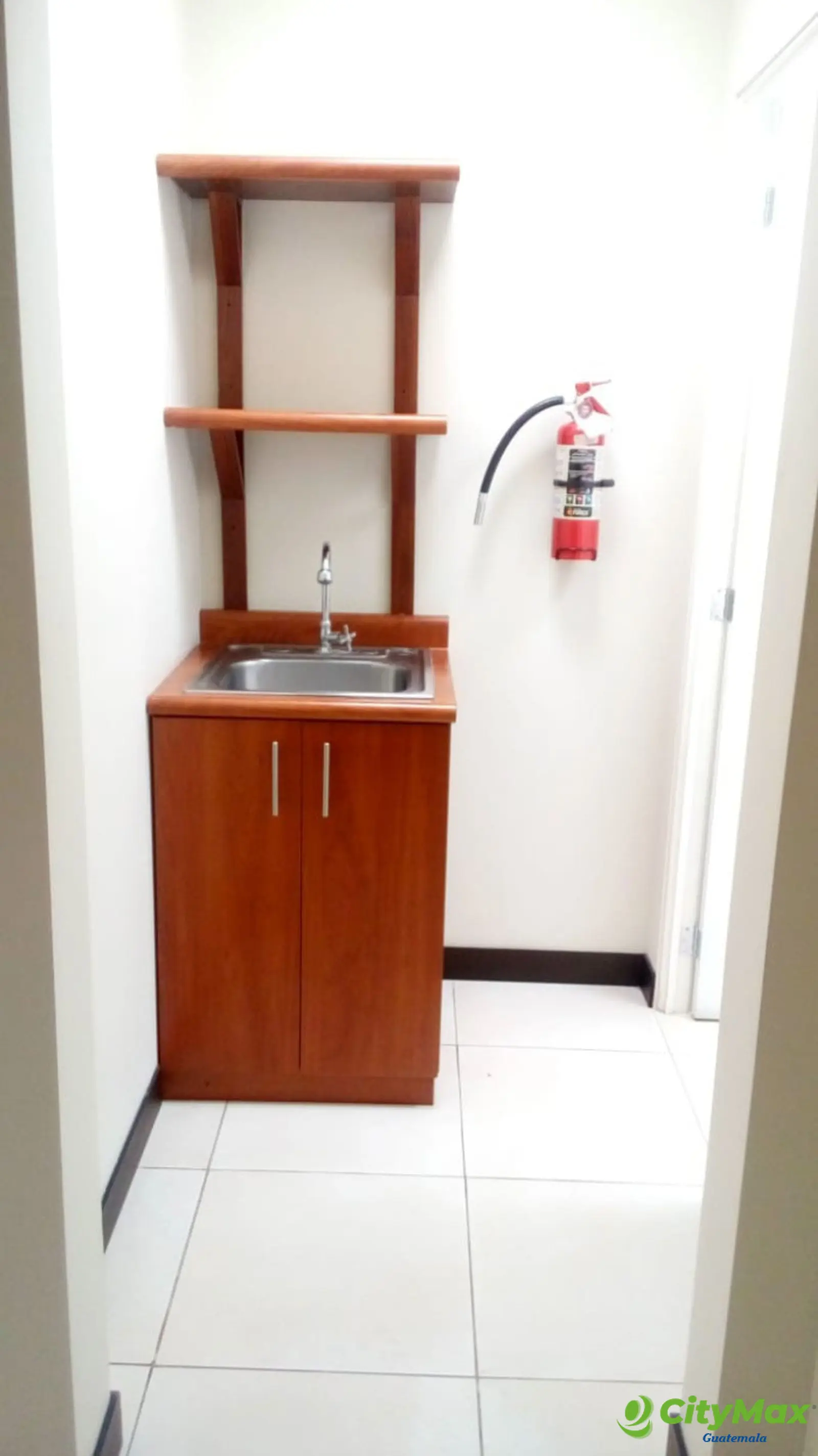 VENTA-RENTA Oficina en Zona Pradera zona 10 inversión  - foto 9