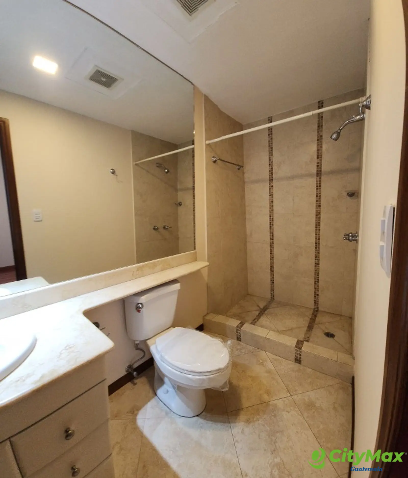 En Alquiler Apartamento con 152.00m2 en Zona 10 - 20221128_110108.jpg