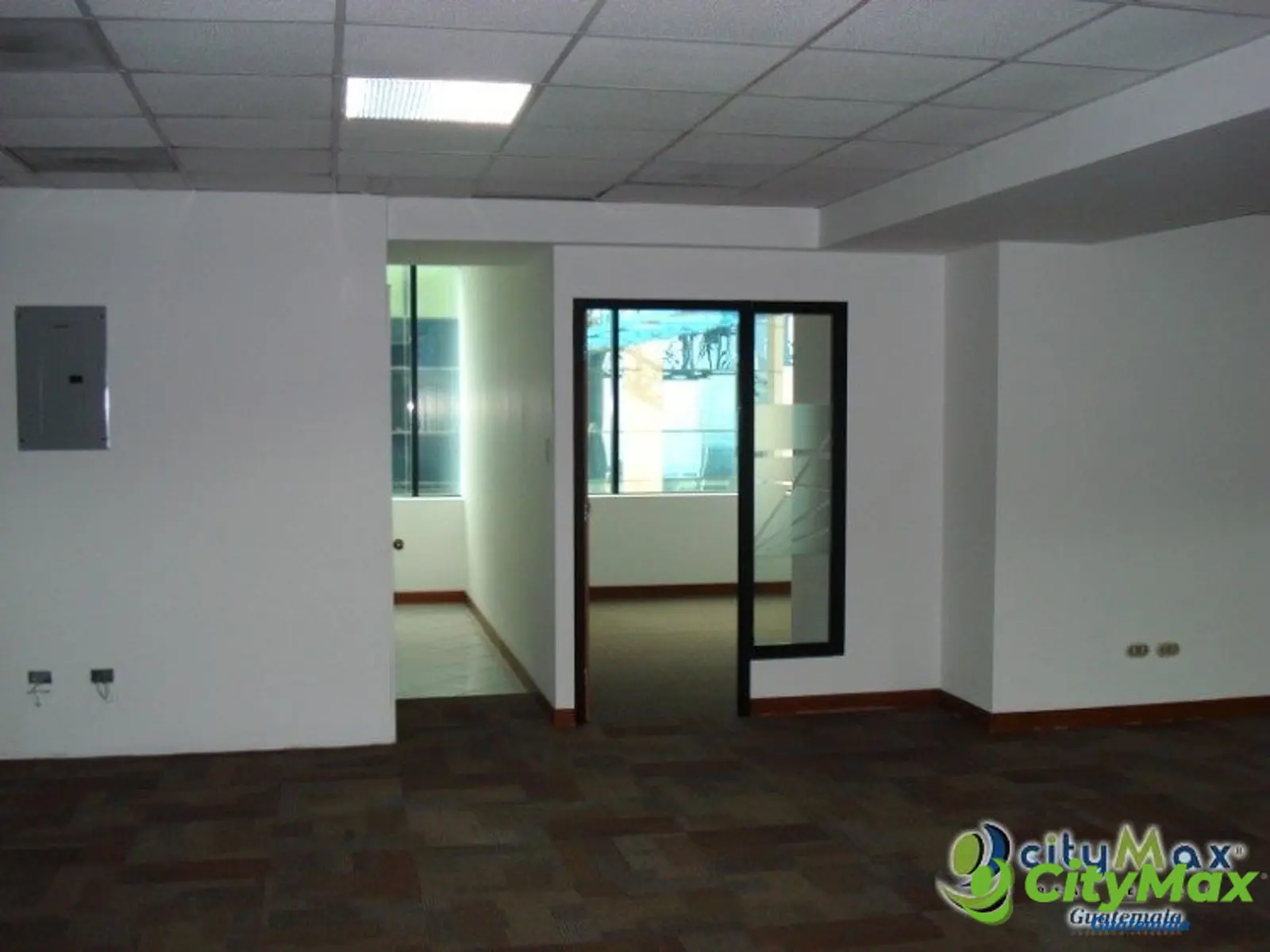 Oficina en alquiler con 255m2 en Zona 14 Europlaza - foto 2