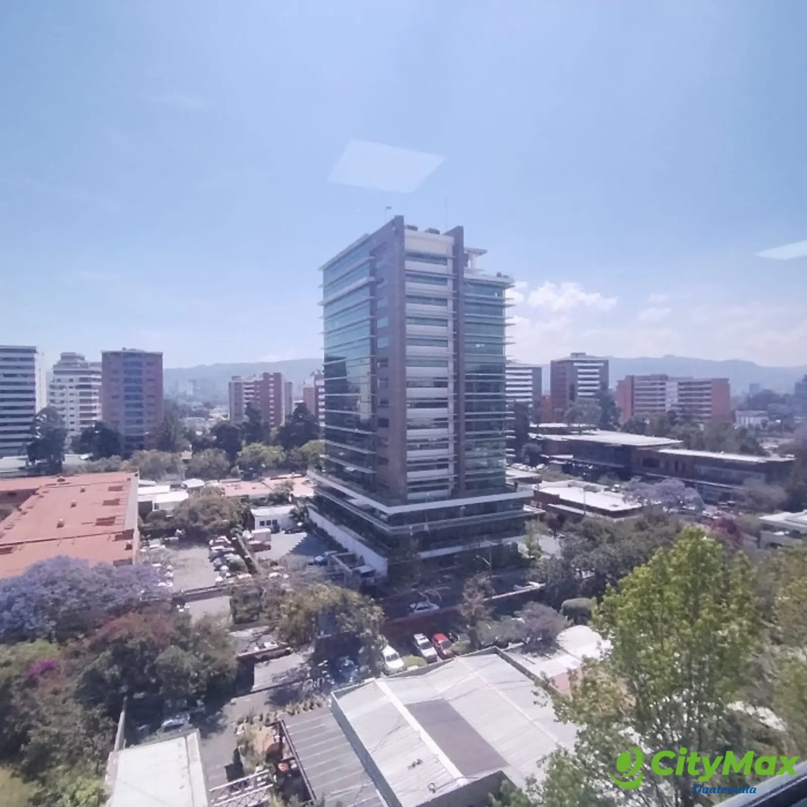 Oficina en Zona 10 en Centro Empresarial en Renta  - foto 9