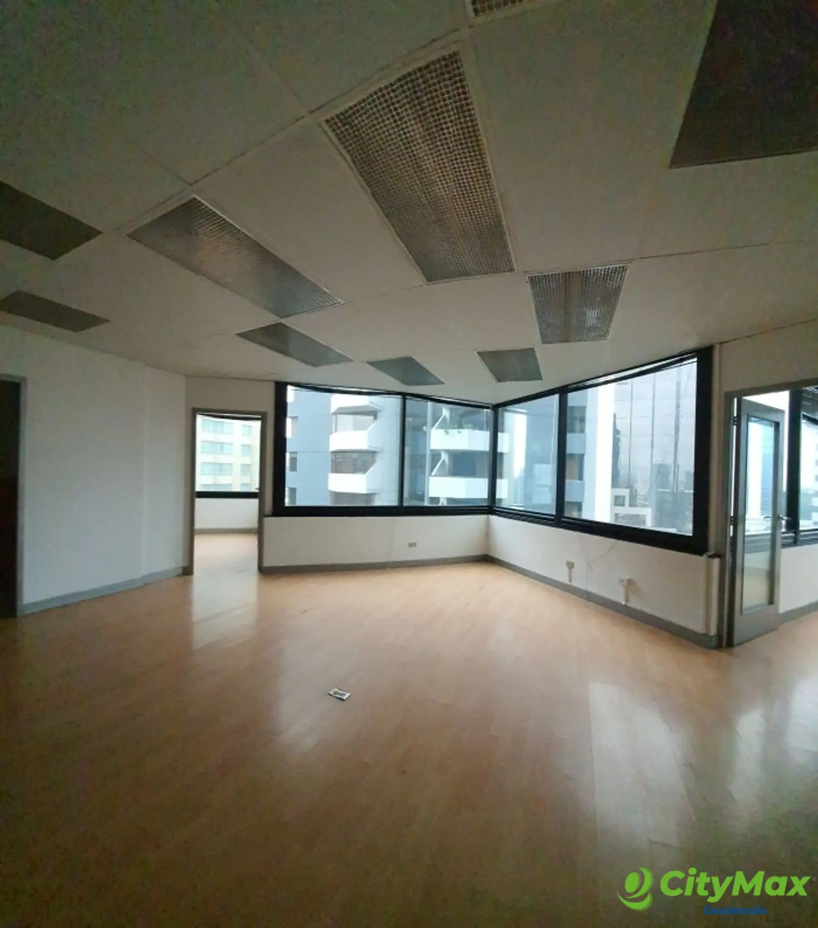 OFICINA EN ZONA 10 CON 151 m2 EN ALQUIER  - foto 2