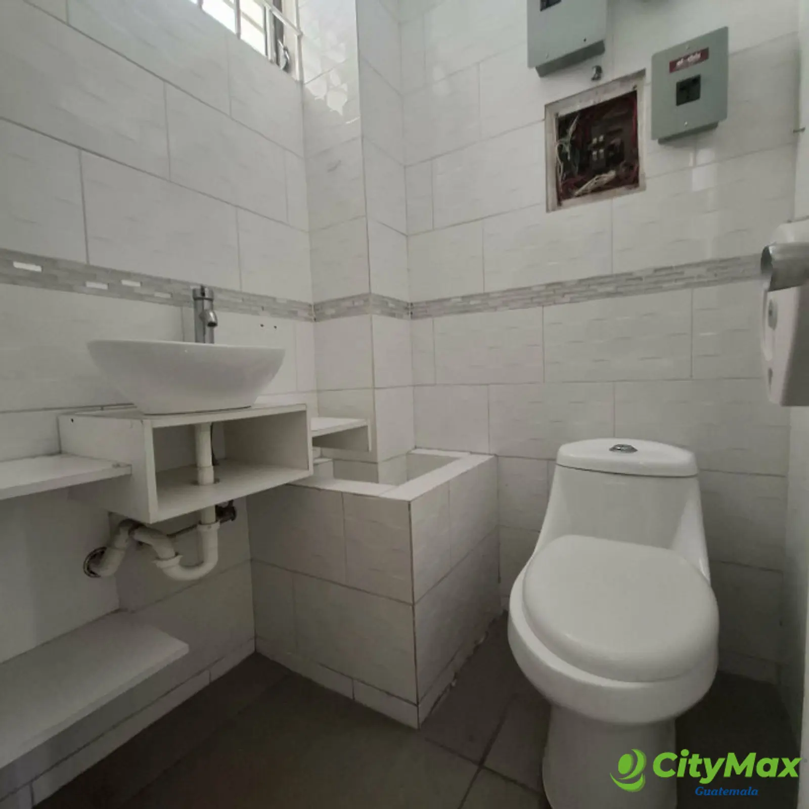 En Renta local con mezanine de 102m2 en Zona 10 - foto 11