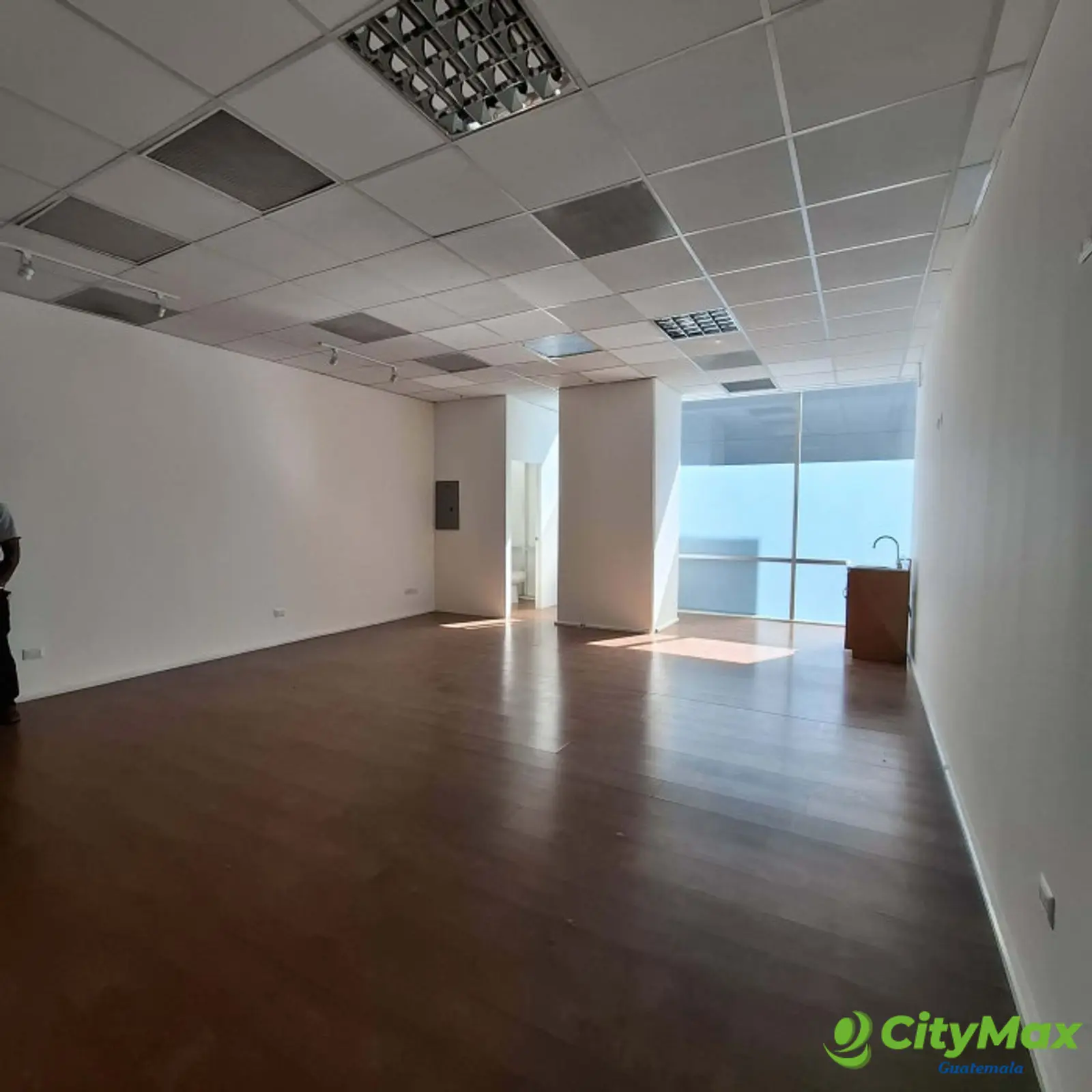 Local comercial en primer Nivel en zona 10 en edificio - foto 4