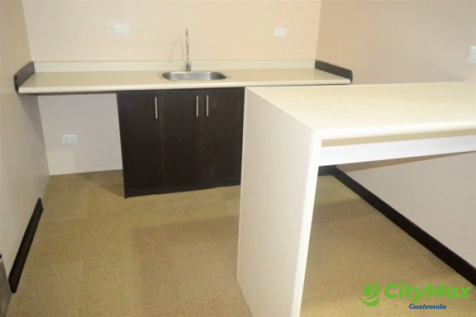 En Venta Local Comercial en zona 15 Edificio Avante - foto 5