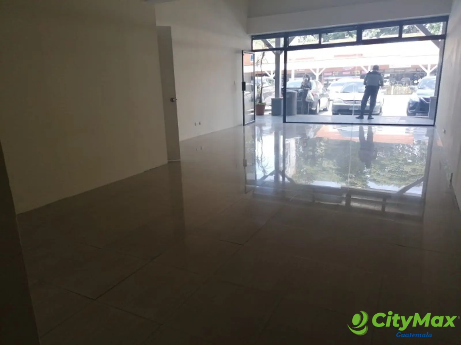 En Renta Local en Zona 10 con 81 m2 cercano a Pradera  - foto 3
