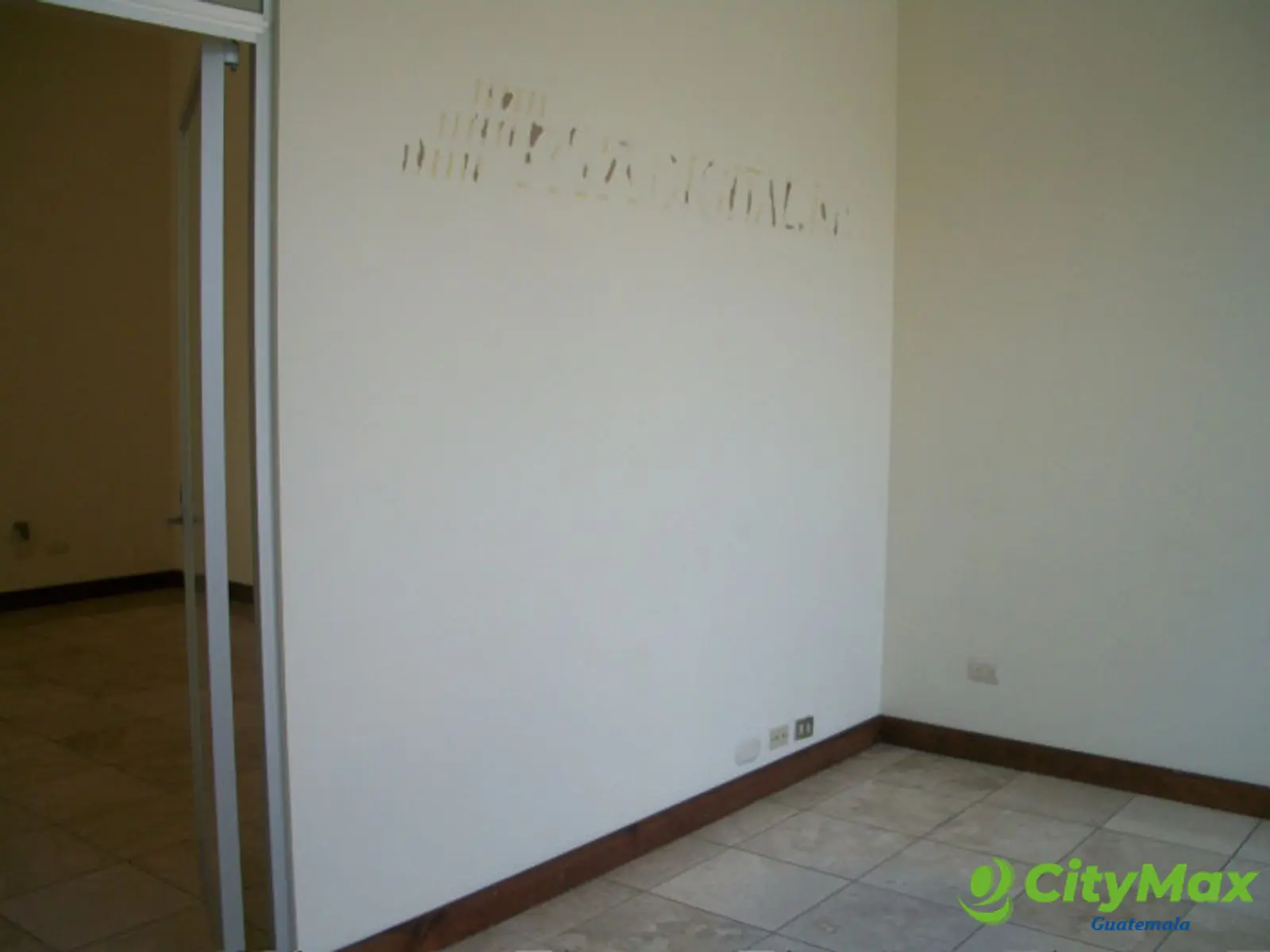 En Venta Local Comercial en zona 15 Edificio Avante - foto 6