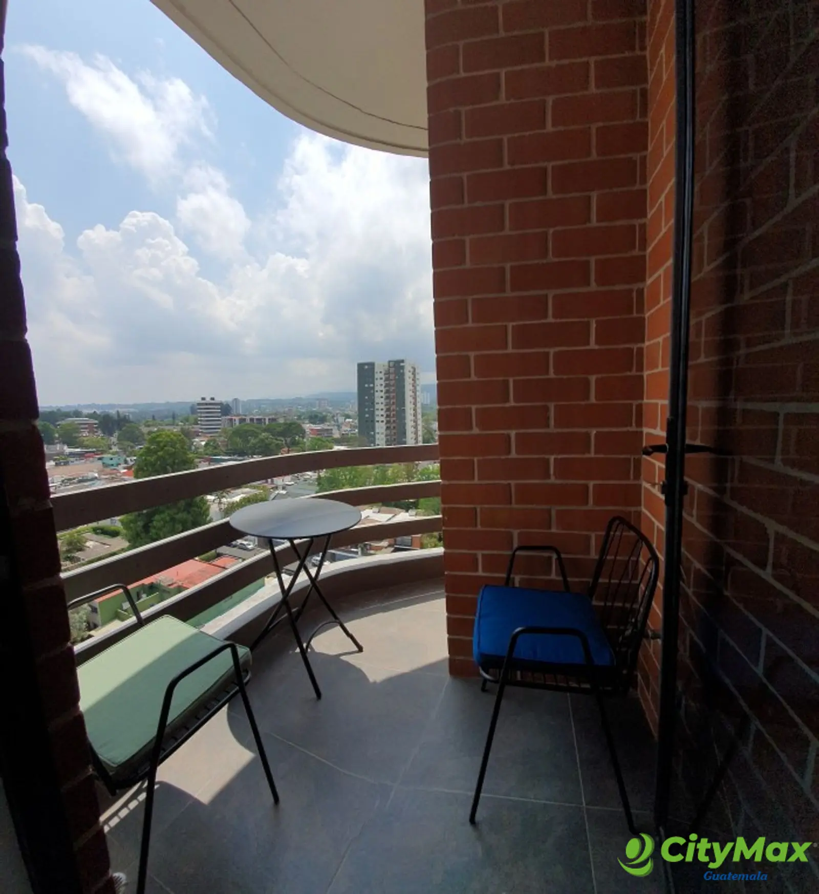 En Alquiler Apartamento en Zona 10 Amueblado - Balcon