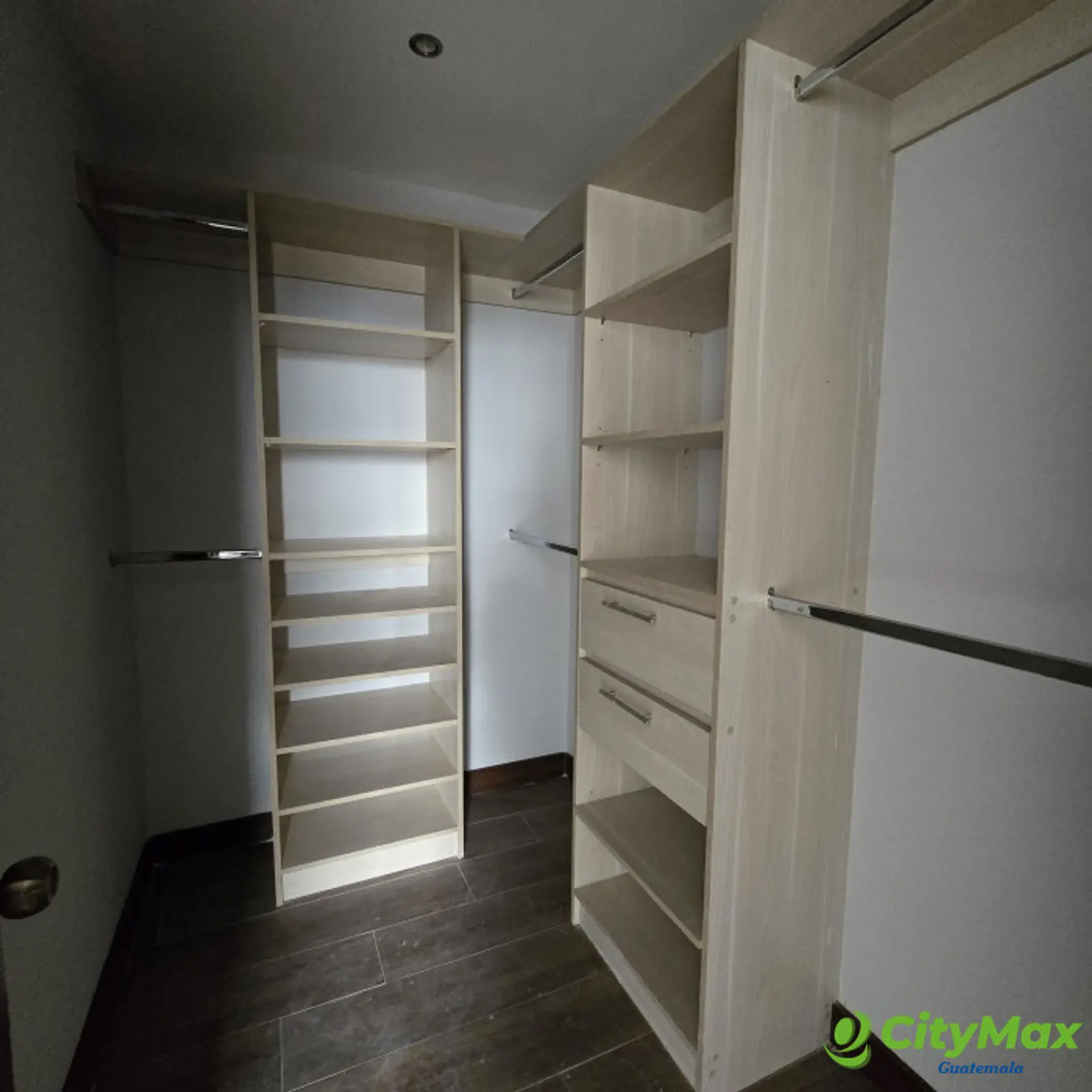 Apartamento en Zona 10 en venta REMODELADO - foto 11
