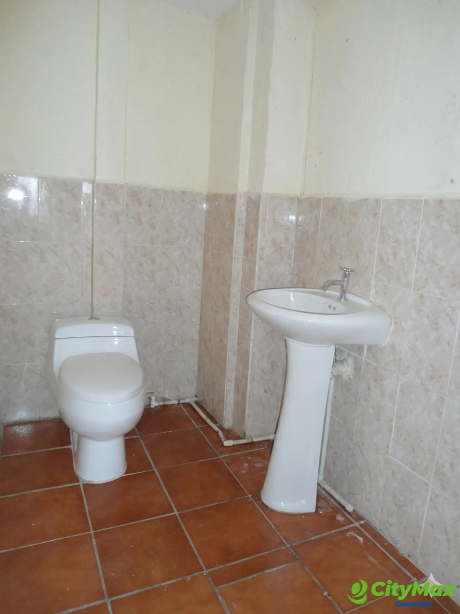 En renta local comercial cercano a Pradera Zona 10 - foto 2