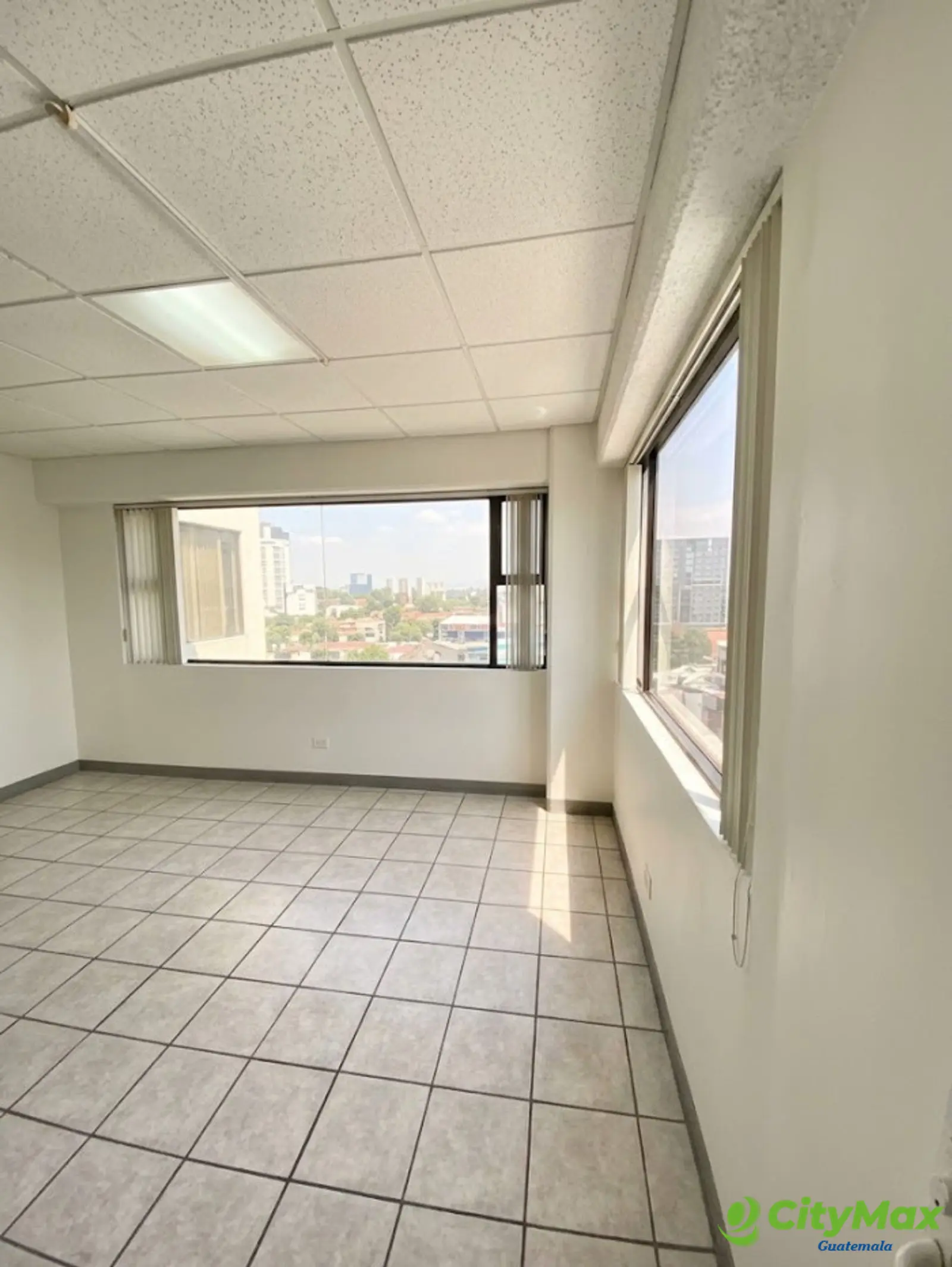 Oficina venta con 2 parqueos 20 calle Zona 10 - foto 4