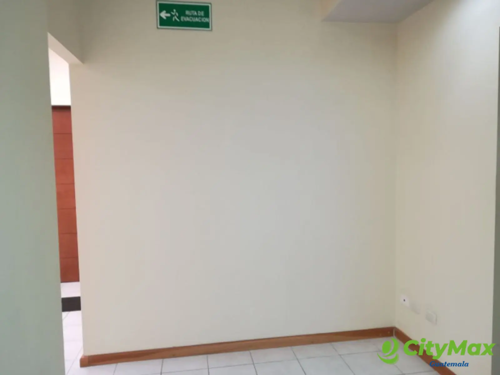 En renta Oficina Tabicada en Zona 10  - foto 6