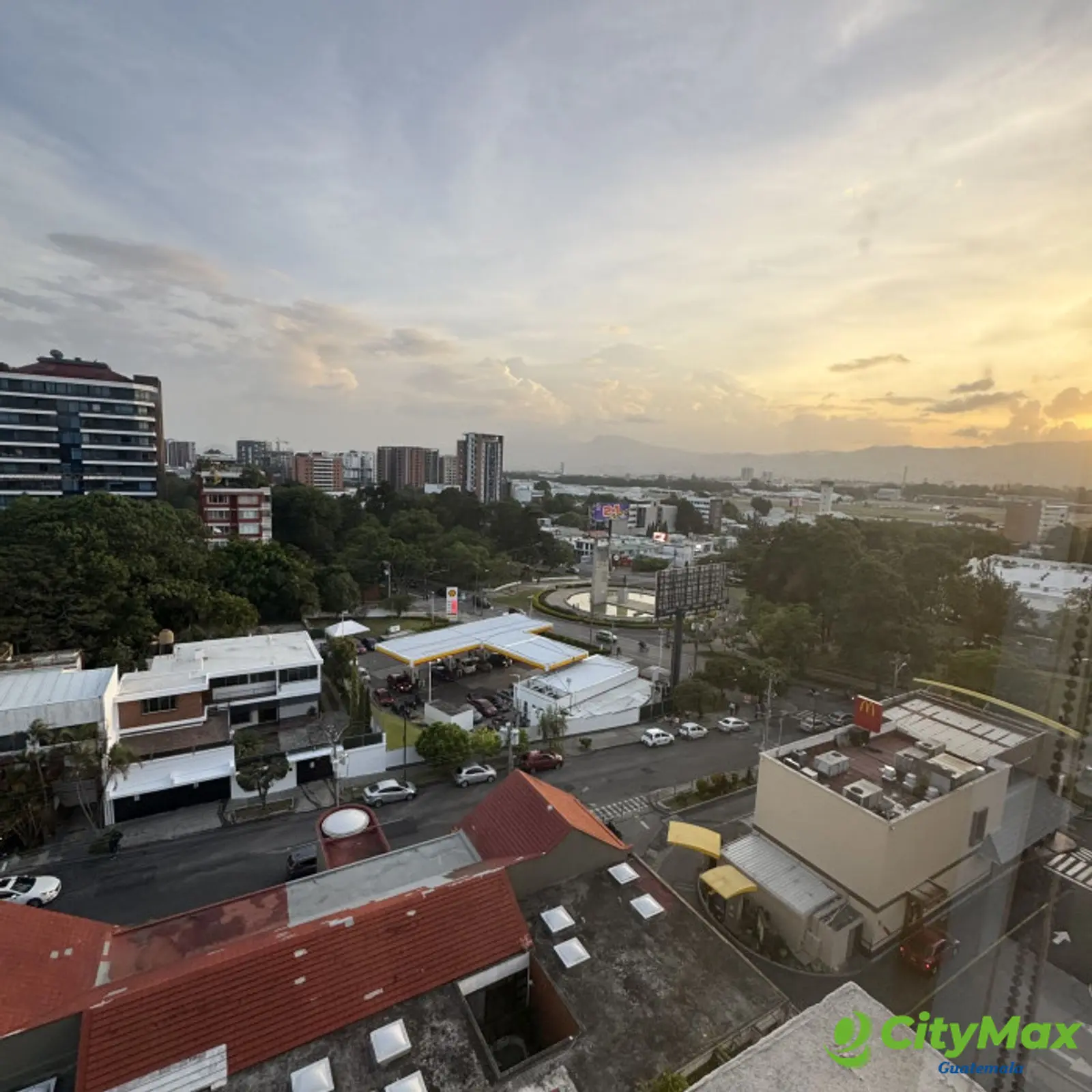 Apartamento en Renta zona 14 Avenida Las Americas - foto 13