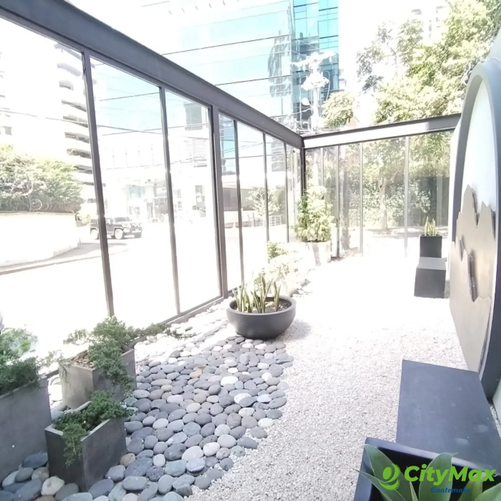 Apartamento Amueblado en Venta o Renta en la Zona 10 - foto 2