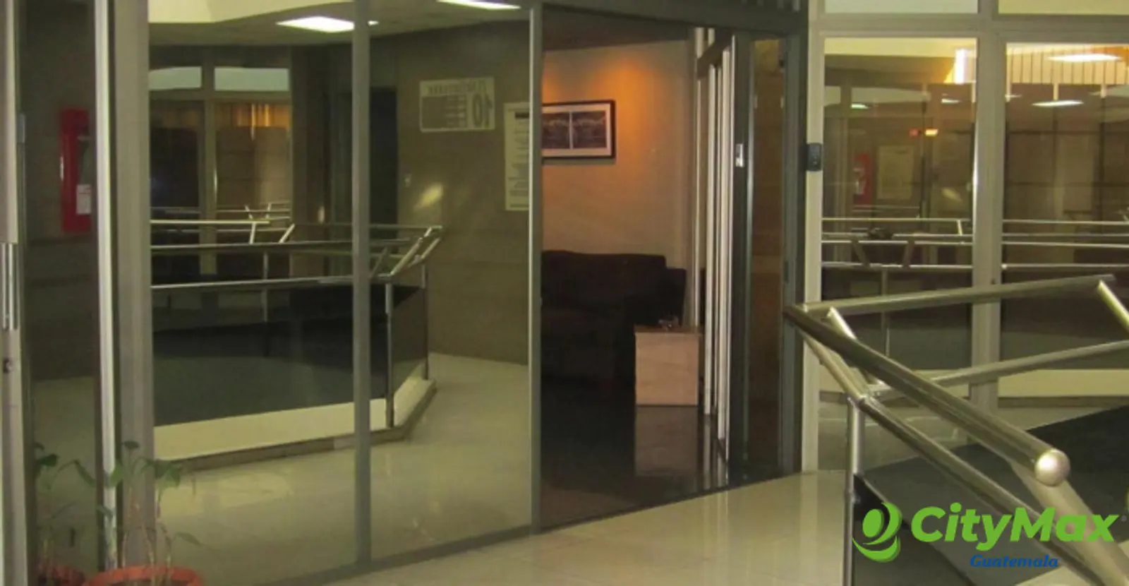 En Venta oficina construcción en zona 9 Reforma - foto 2