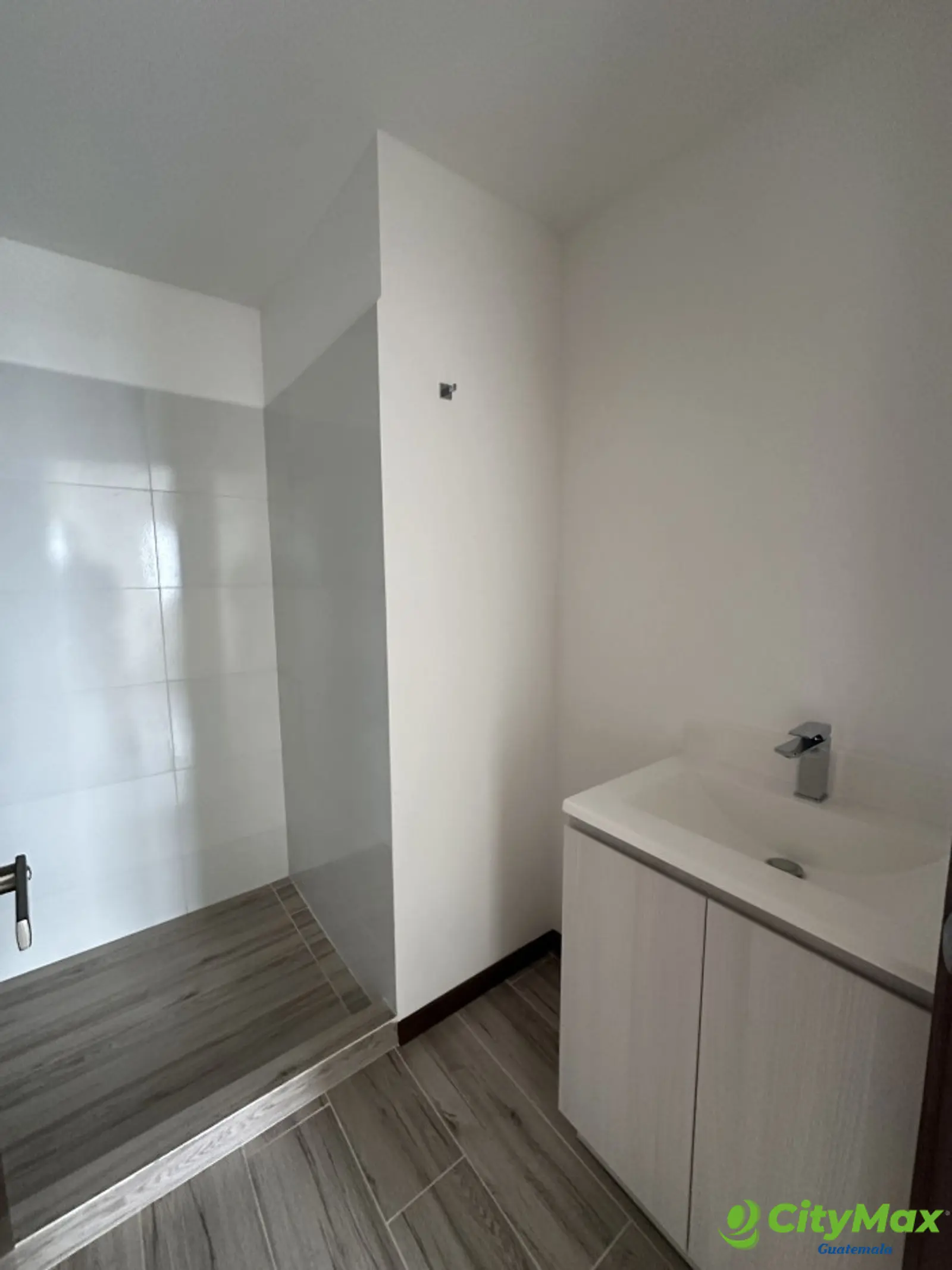 Apartamento Nuevo En Nivel Alto en Venta en Zona 10  - foto 4