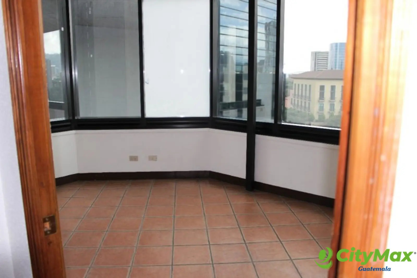 En Alquiler oficina tabicada en zona 10 Guatemala - foto 2
