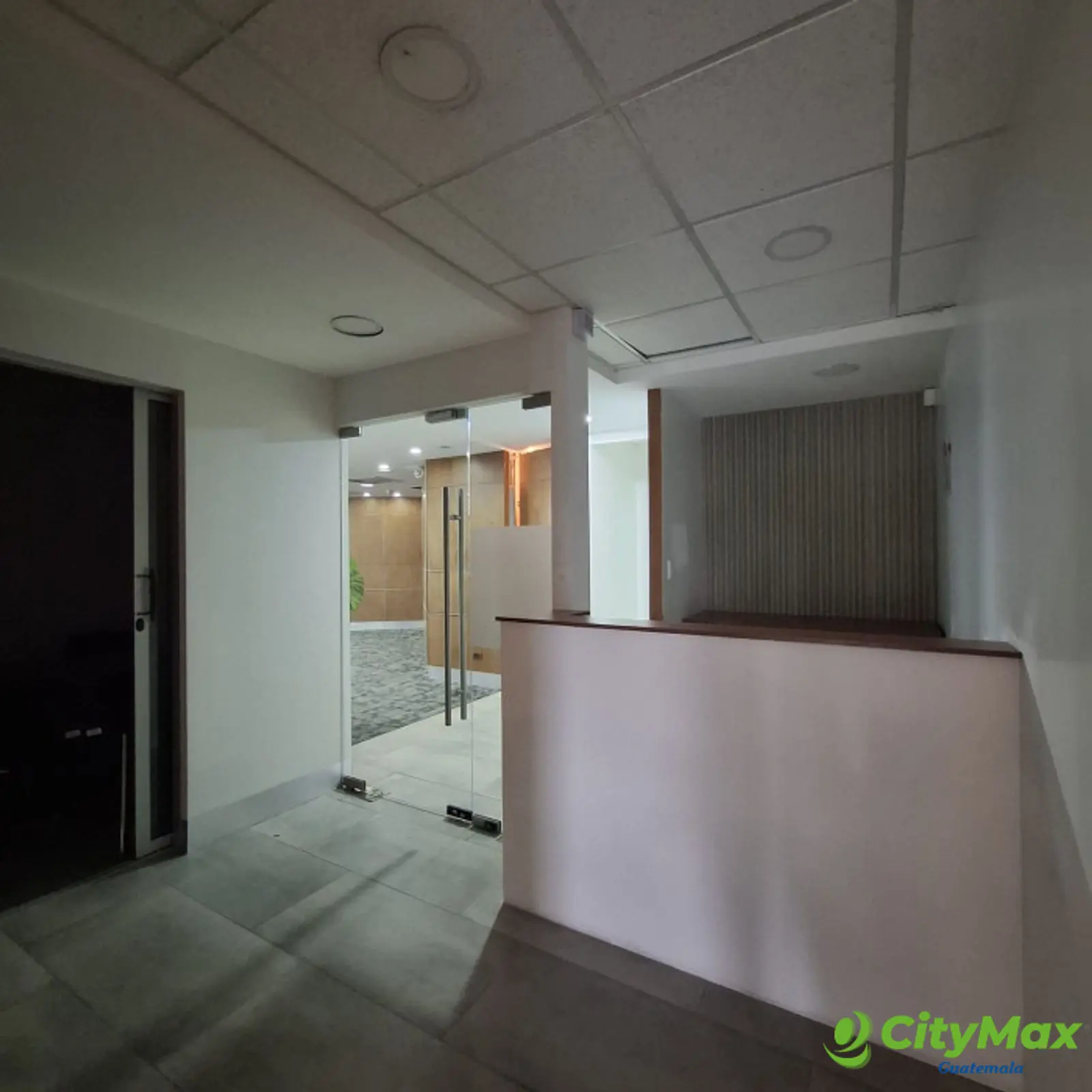 Oficina en venta en zona 10 Medio nivel Para inversión  - foto 4