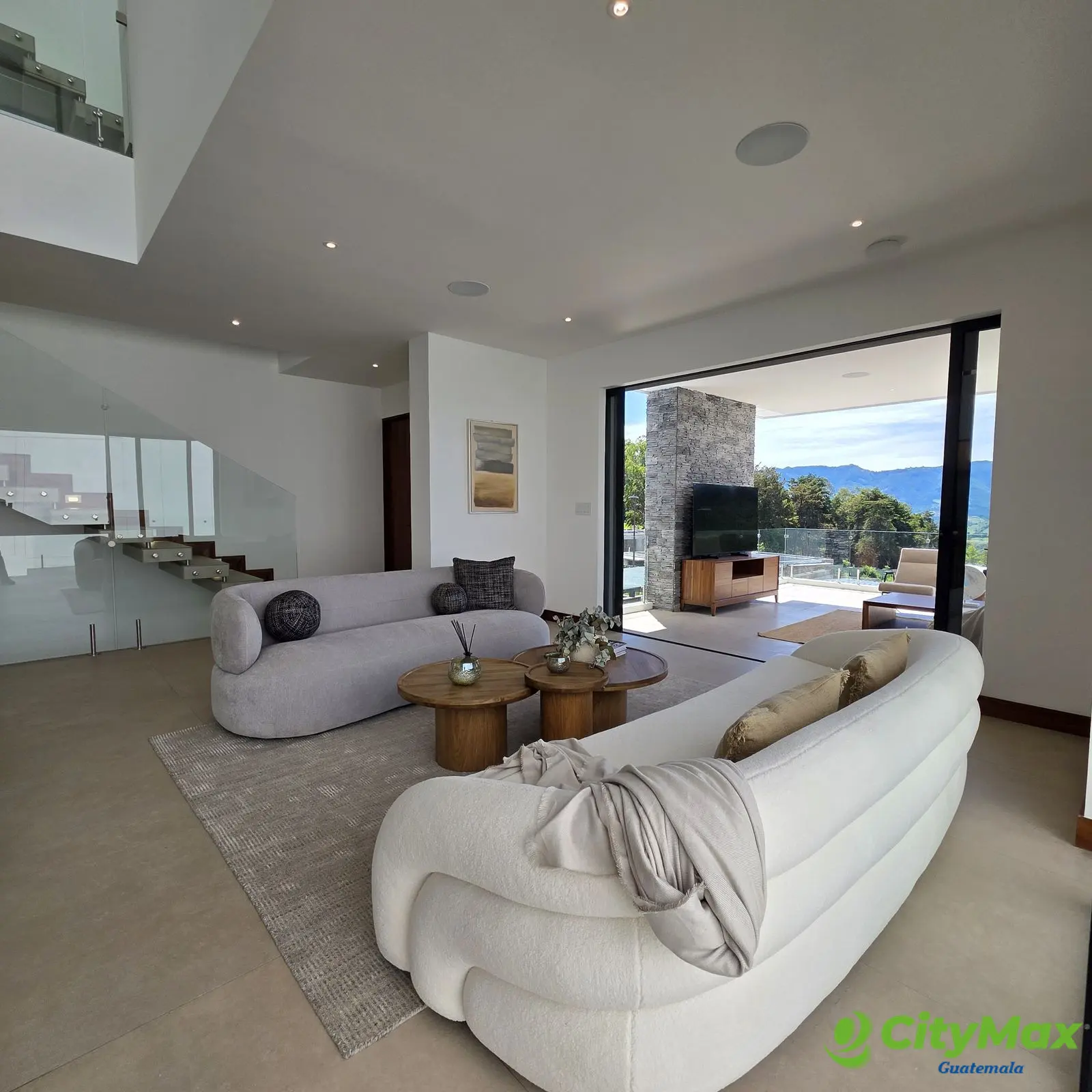 En venta Lujosa Casa en la zona 16 El Pulte - foto 2