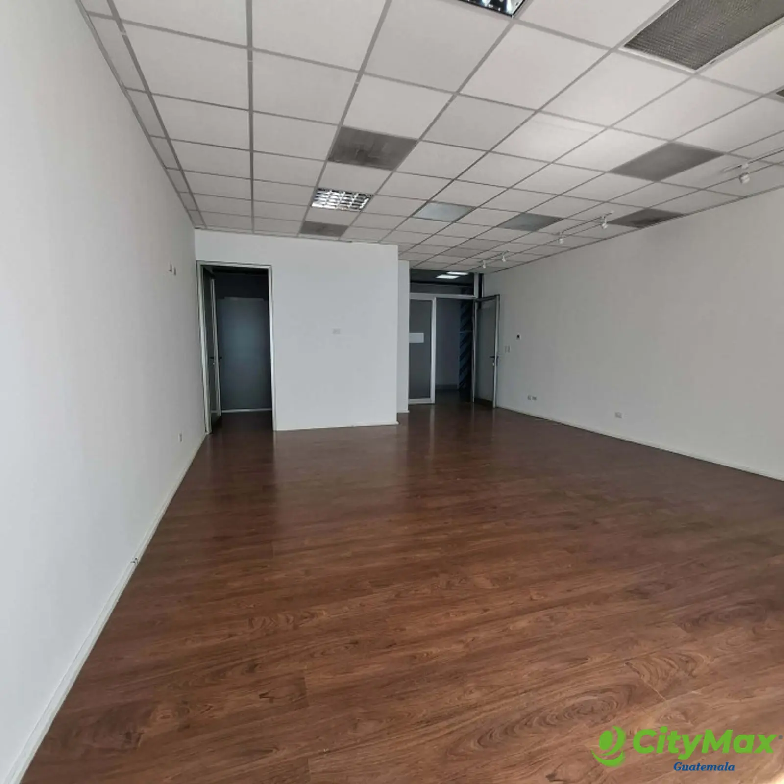 Local comercial en primer Nivel en zona 10 en edificio - foto 2