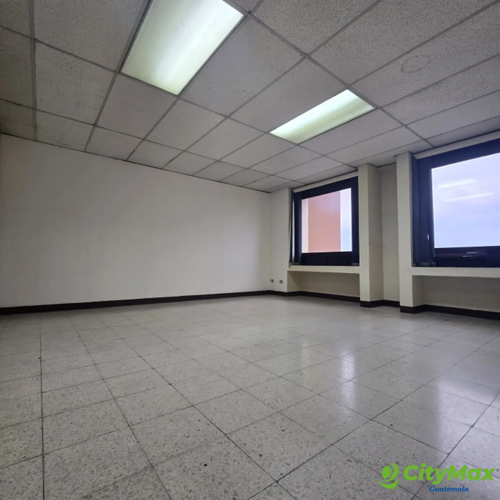 Oficina de 100m2 en renta en la zona 9 Guatemala - foto 3