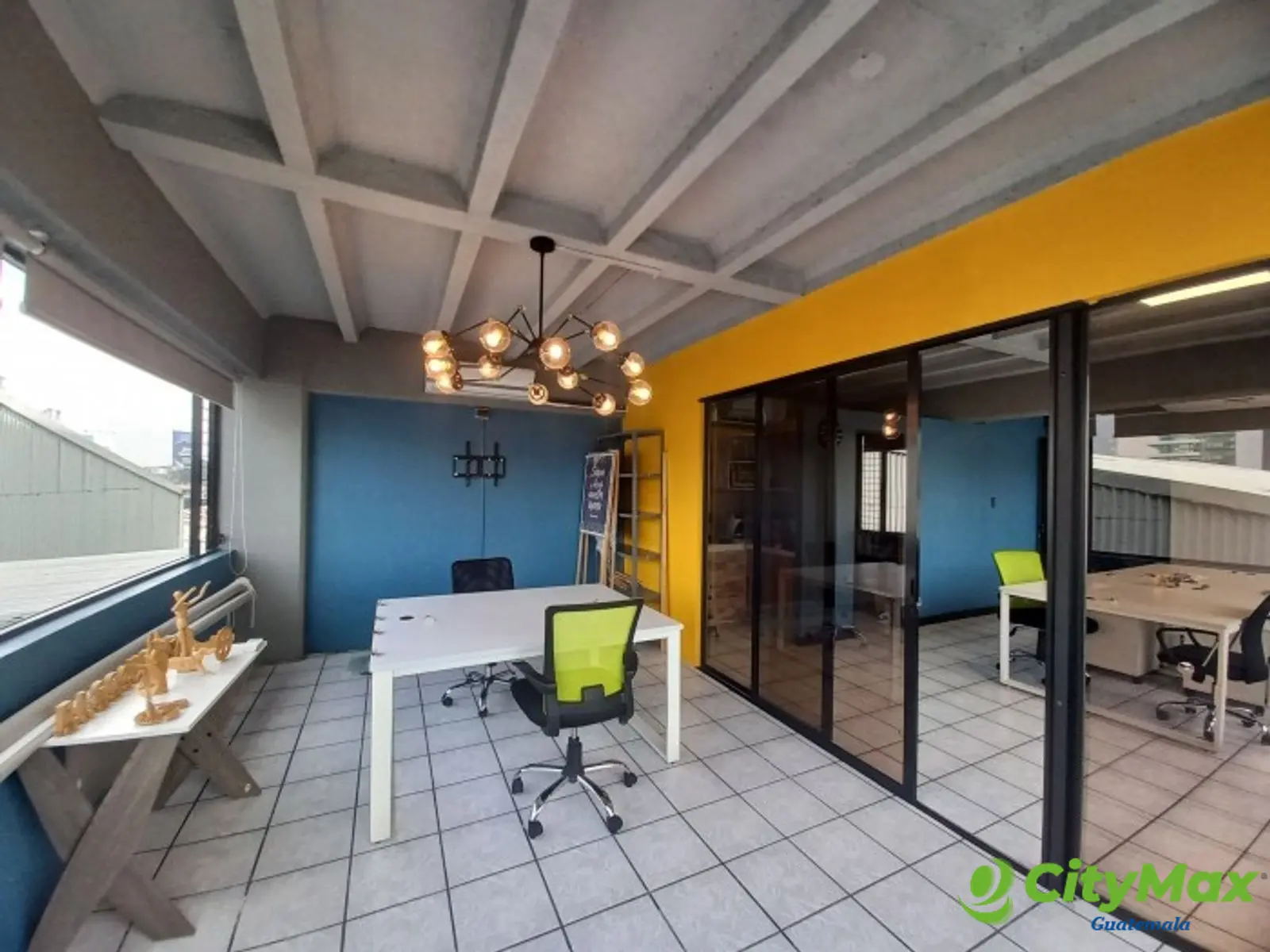 En Venta oficina en Plaza Buró zona 10 Guatemala - dos divisiones
