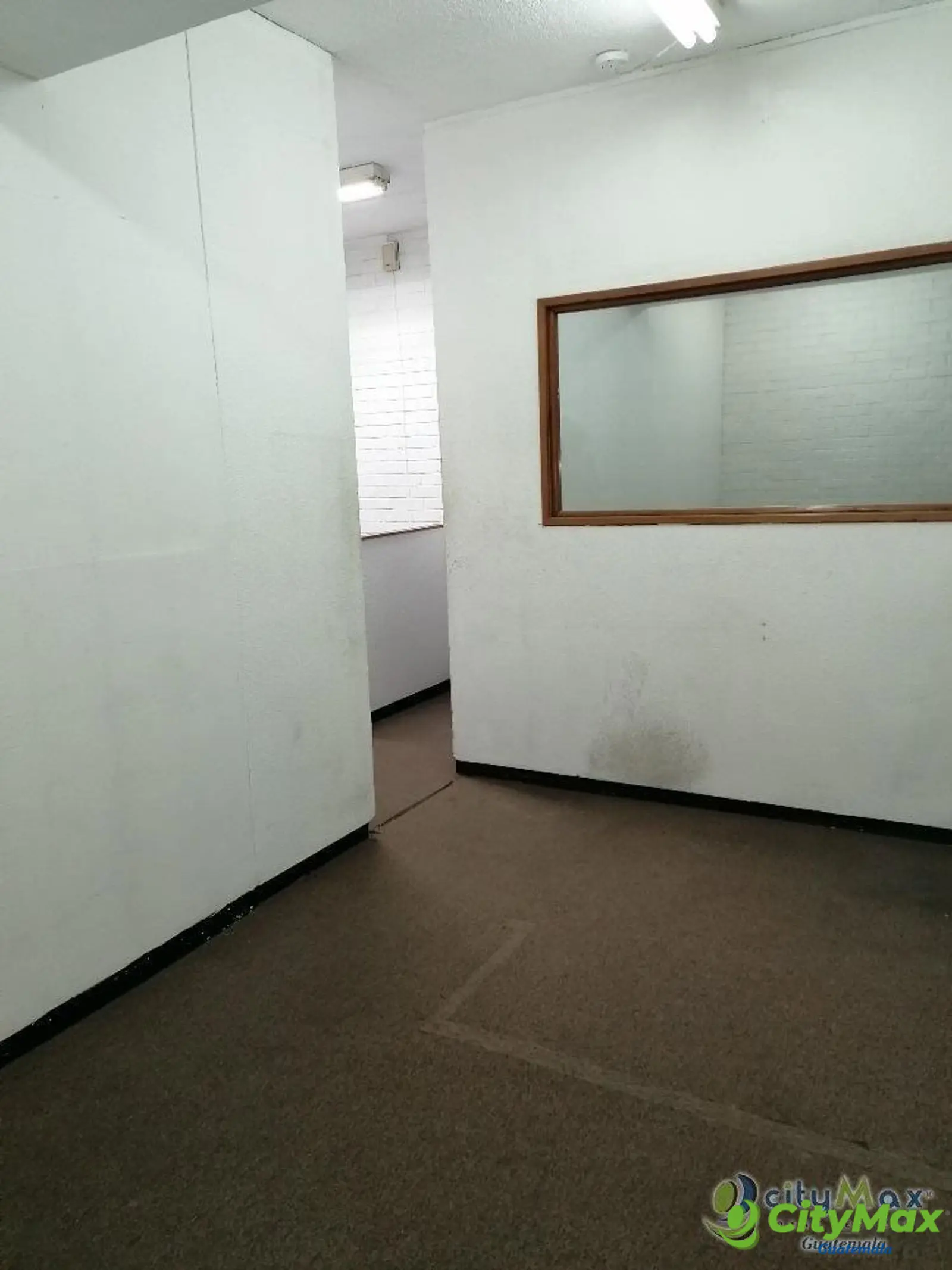 Rento Oficina Comercial en zona 9 sobre Avenida Reforma - foto 3