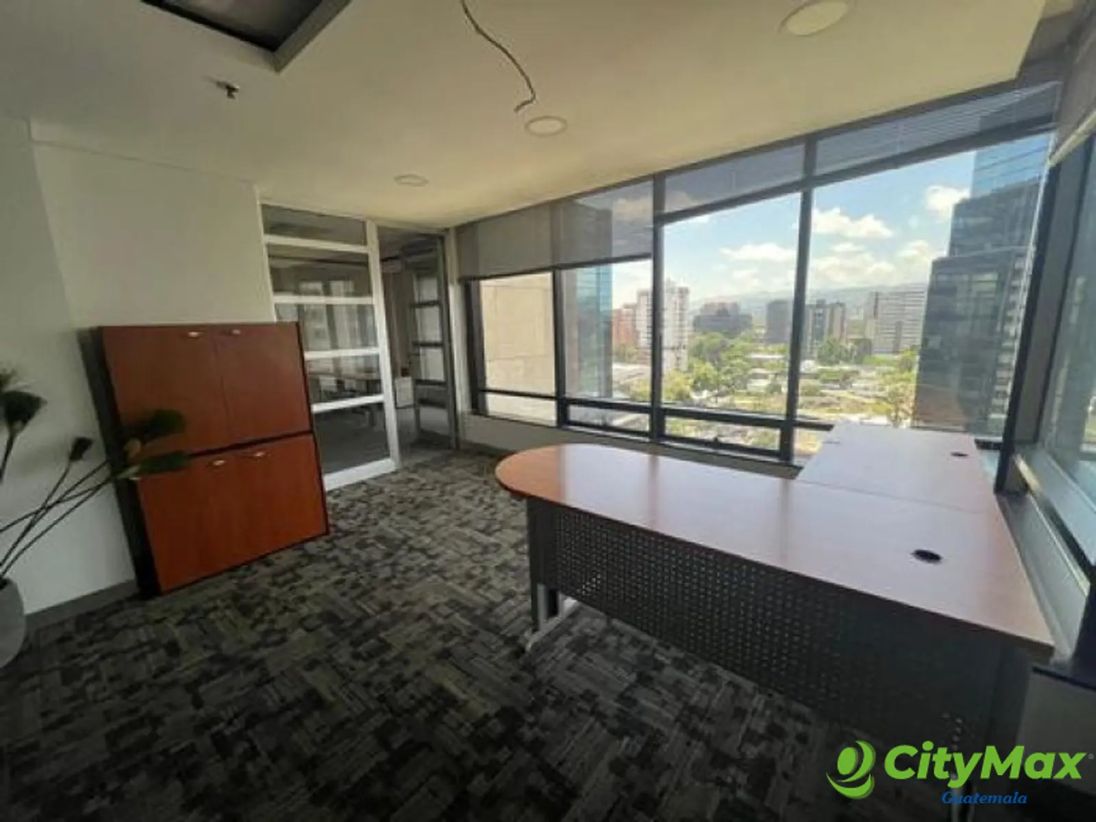 En Venta oficina en zona 10 Guatemala - foto 8