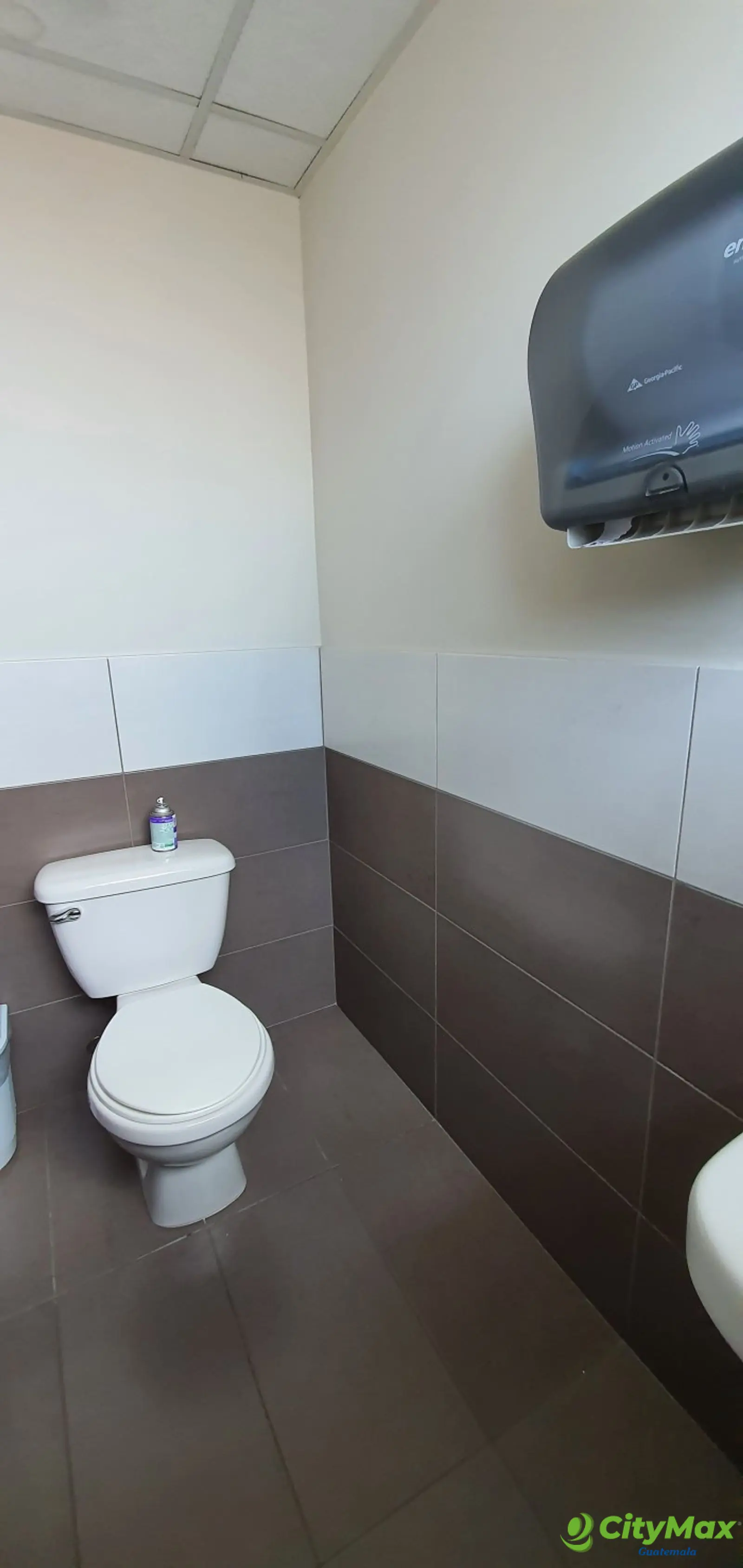 Oficina  Rentada para inversión en venta en zona 10 - foto 13