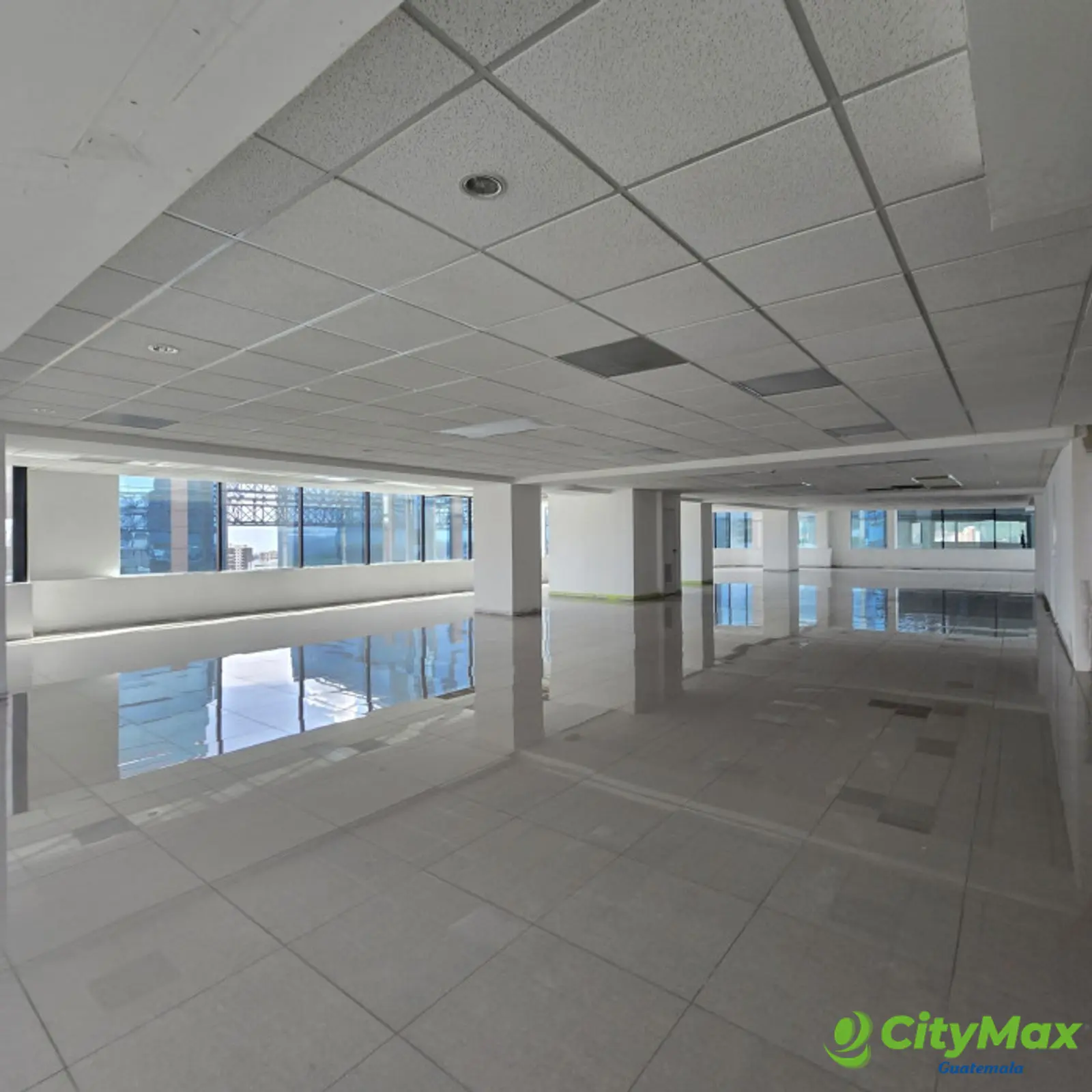 En renta oficina en la zona 14 Edificio Europlaza - foto 17
