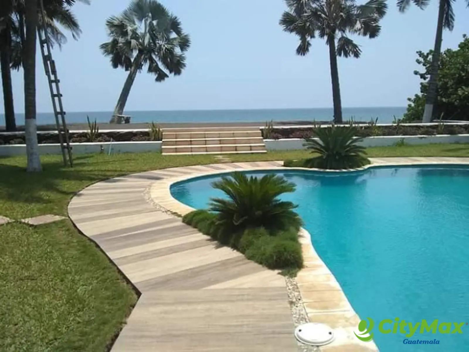 Casa y Terreno en Venta frente a la playa en Monterrico - foto 2