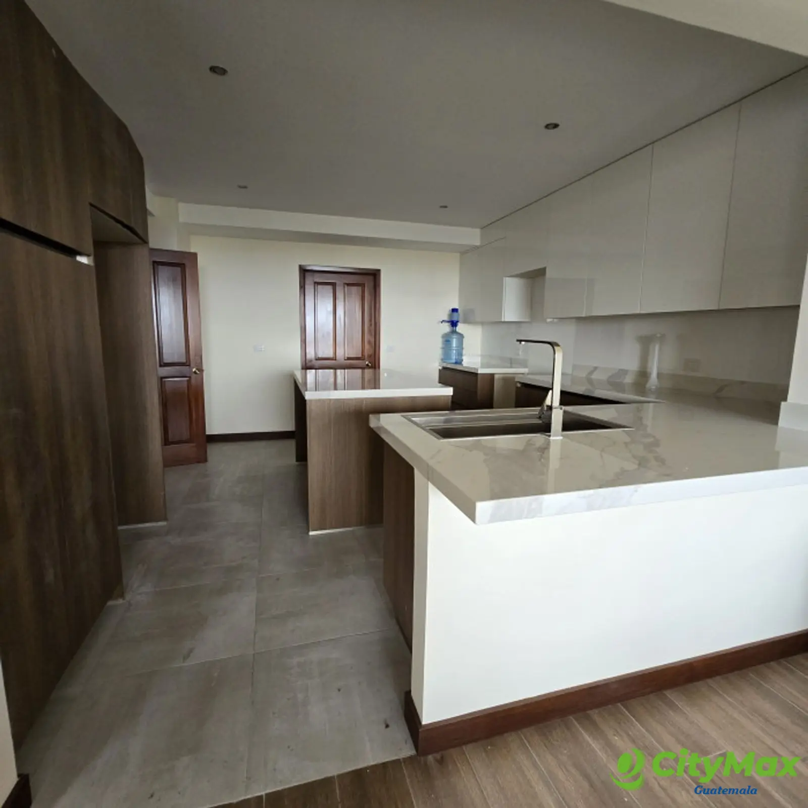 En Venta Apartamento en Zona 10 cercano a Oackland Z 10 - foto 8