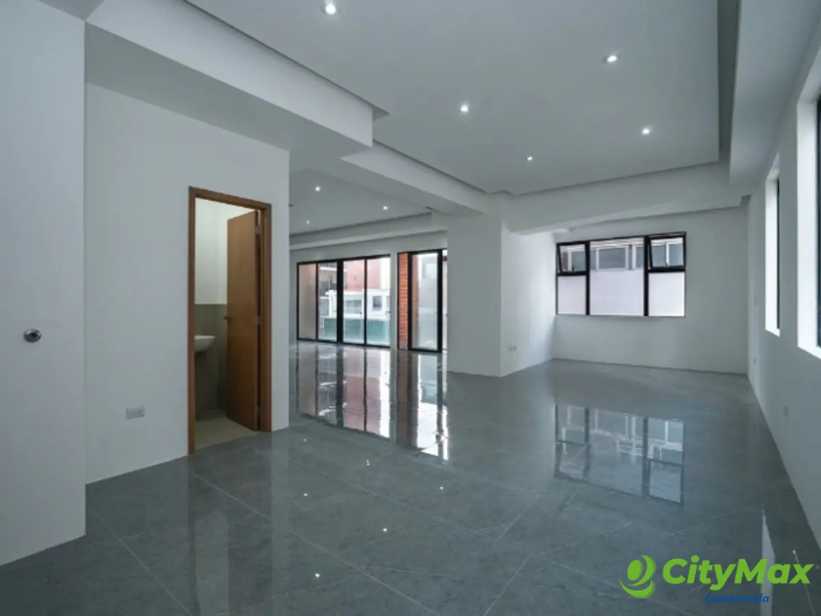 En Renta Oficina NUEVA en la zona 14 Edificio Moderno - foto 7