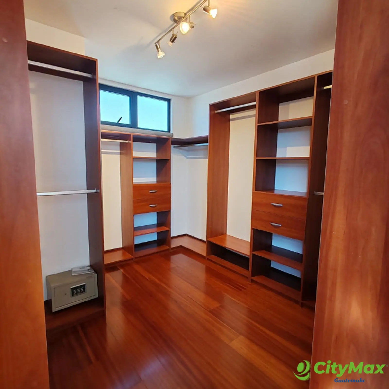 En Alquiler Apartamento Amueblado con 273m2 en Zona 14 - foto 14
