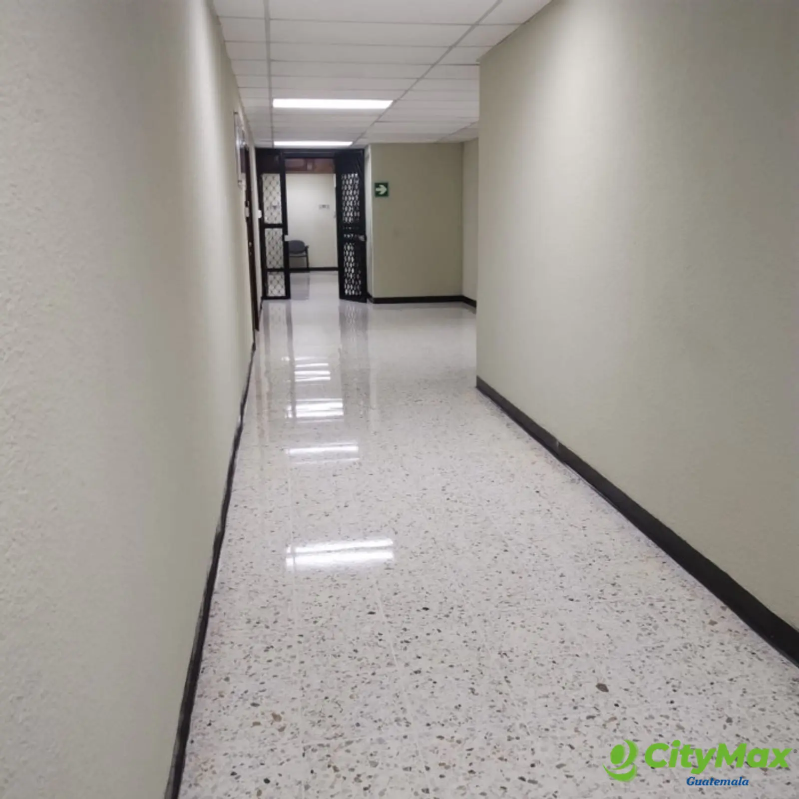 Oficina en renta en Centro Empresarial zona 10 - foto 4