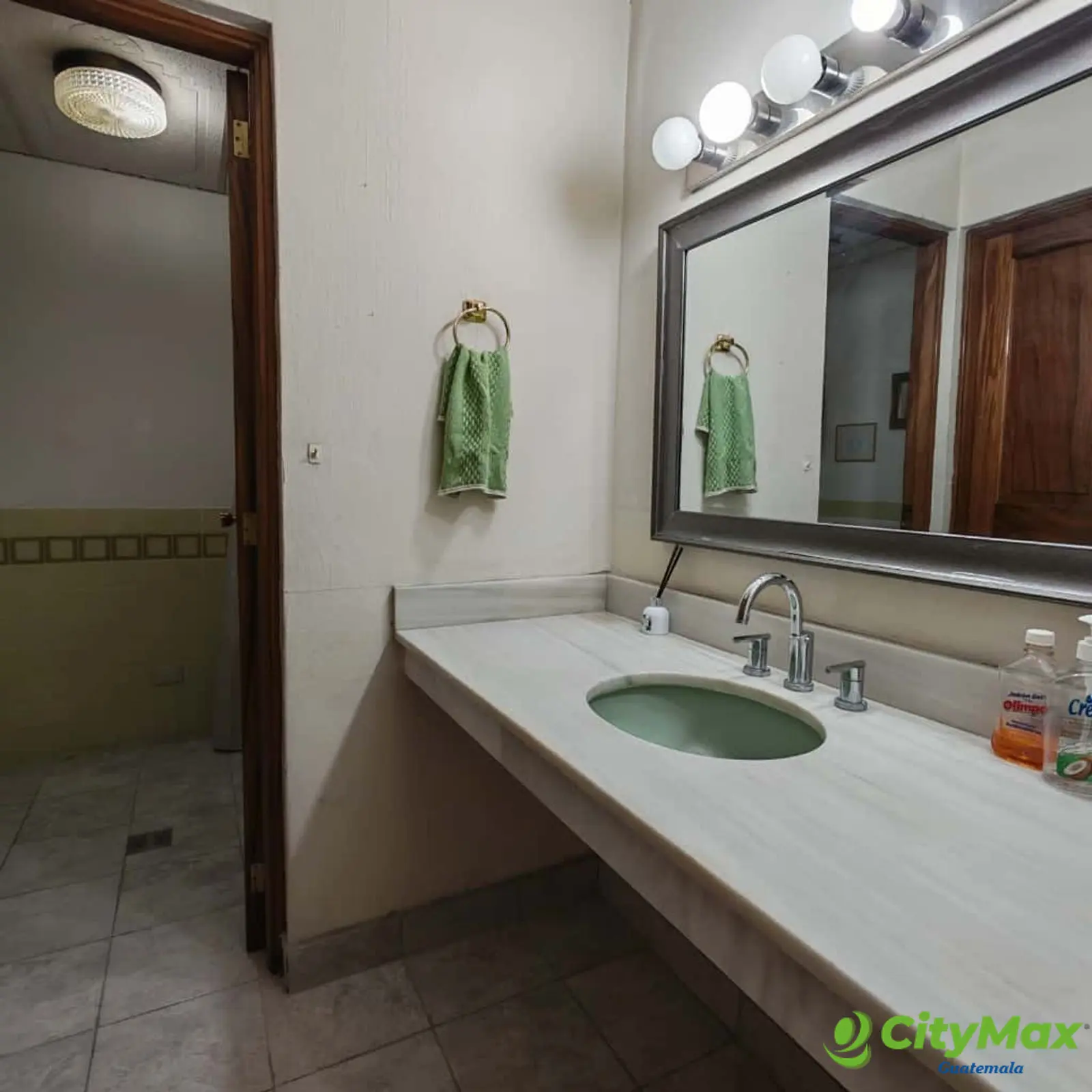 Amplio apartamento amueblado en renta en la zona 10 - foto 9