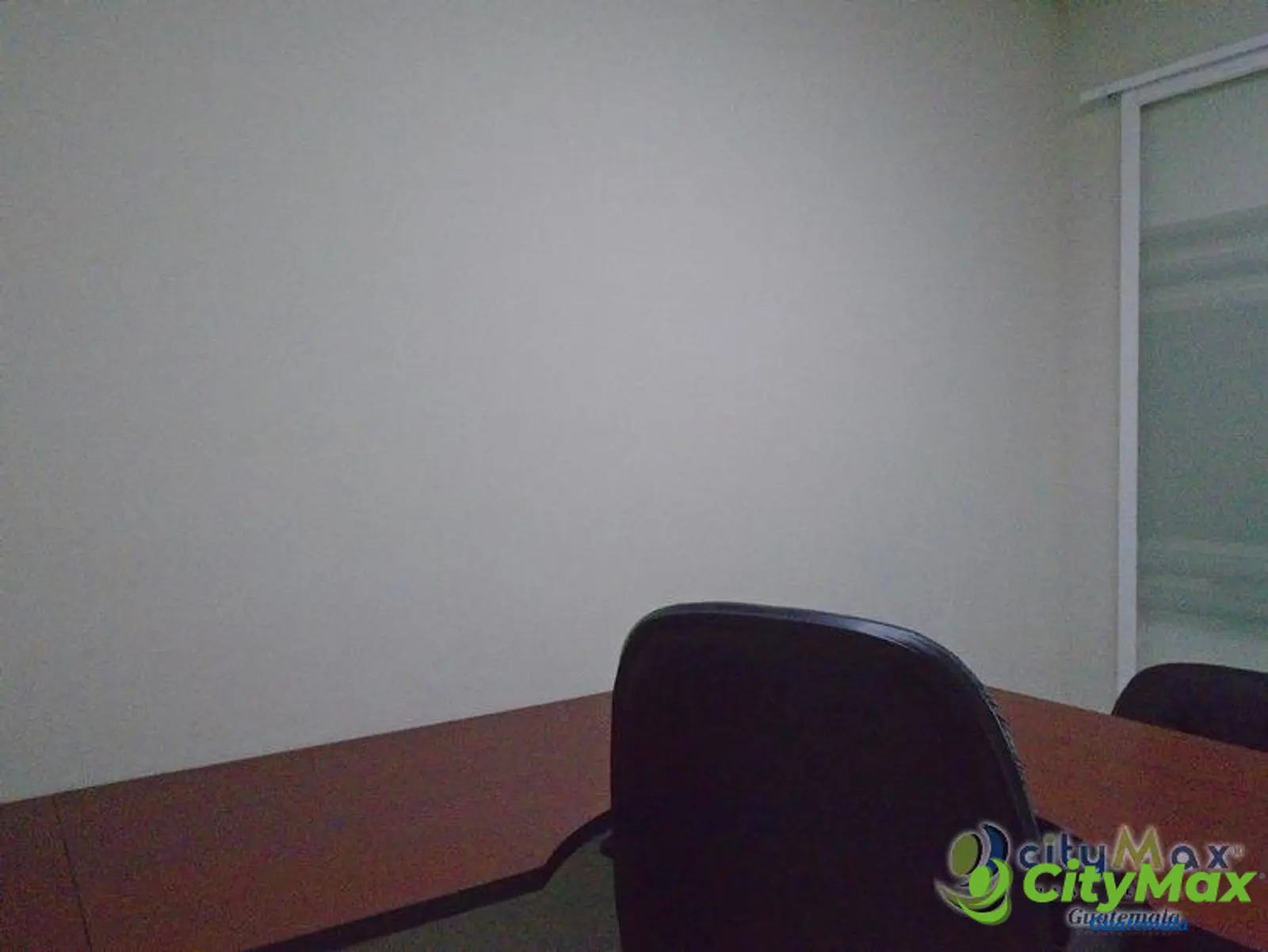 Se renta oficina en zona 10, muy bien ubicada!! - foto 3